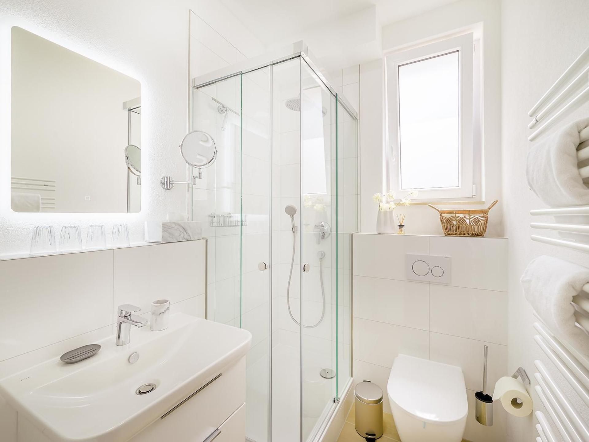 FLAIR Homes - Design Apartments with Smart-TV, Self Check-in & Free Parking Two-Bedroom Deluxe Apartment with Balcony 2