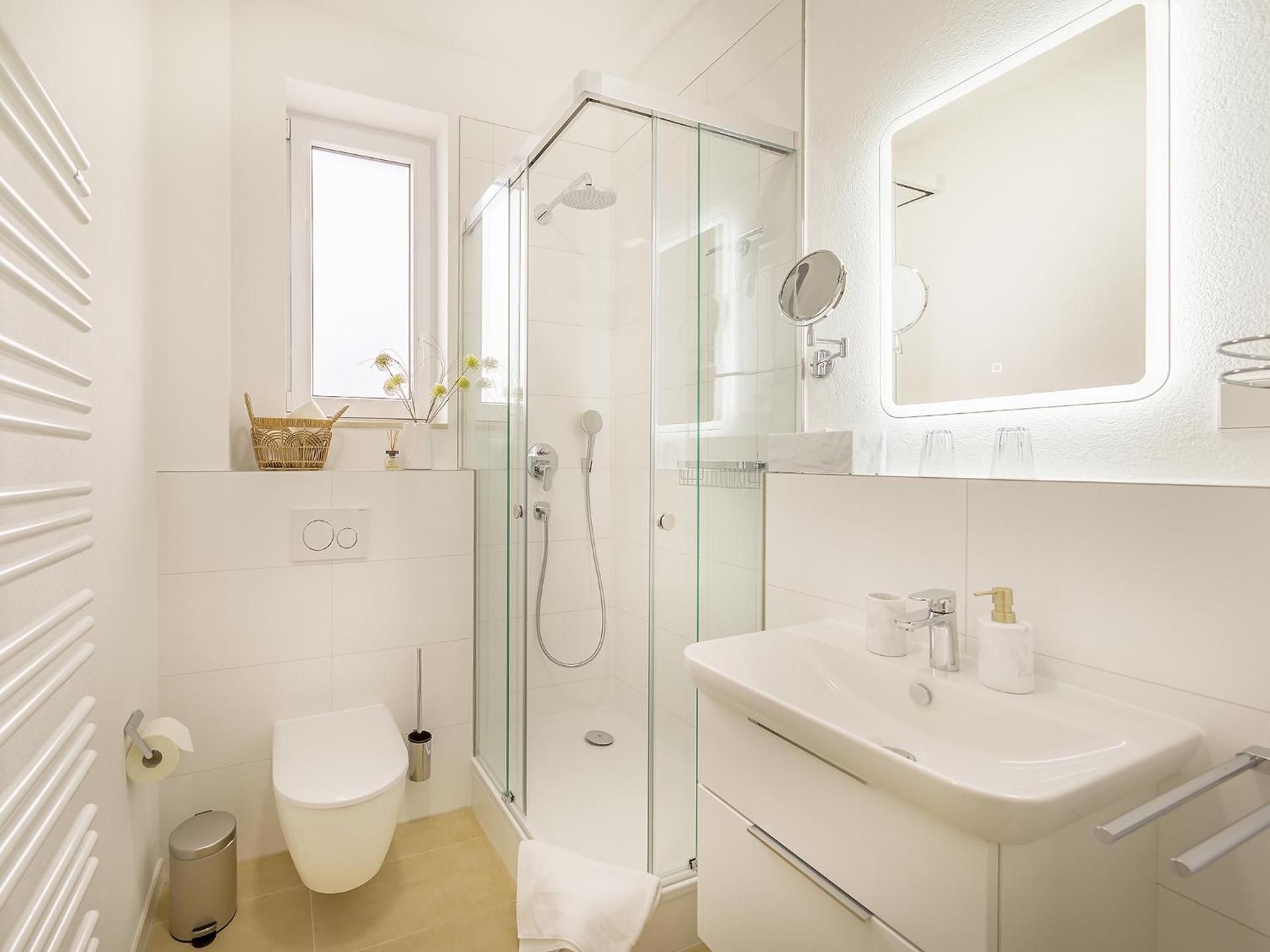 FLAIR Homes - Design Apartments with Smart-TV, Self Check-in & Free Parking One-Bedroom Apartment with Balcony