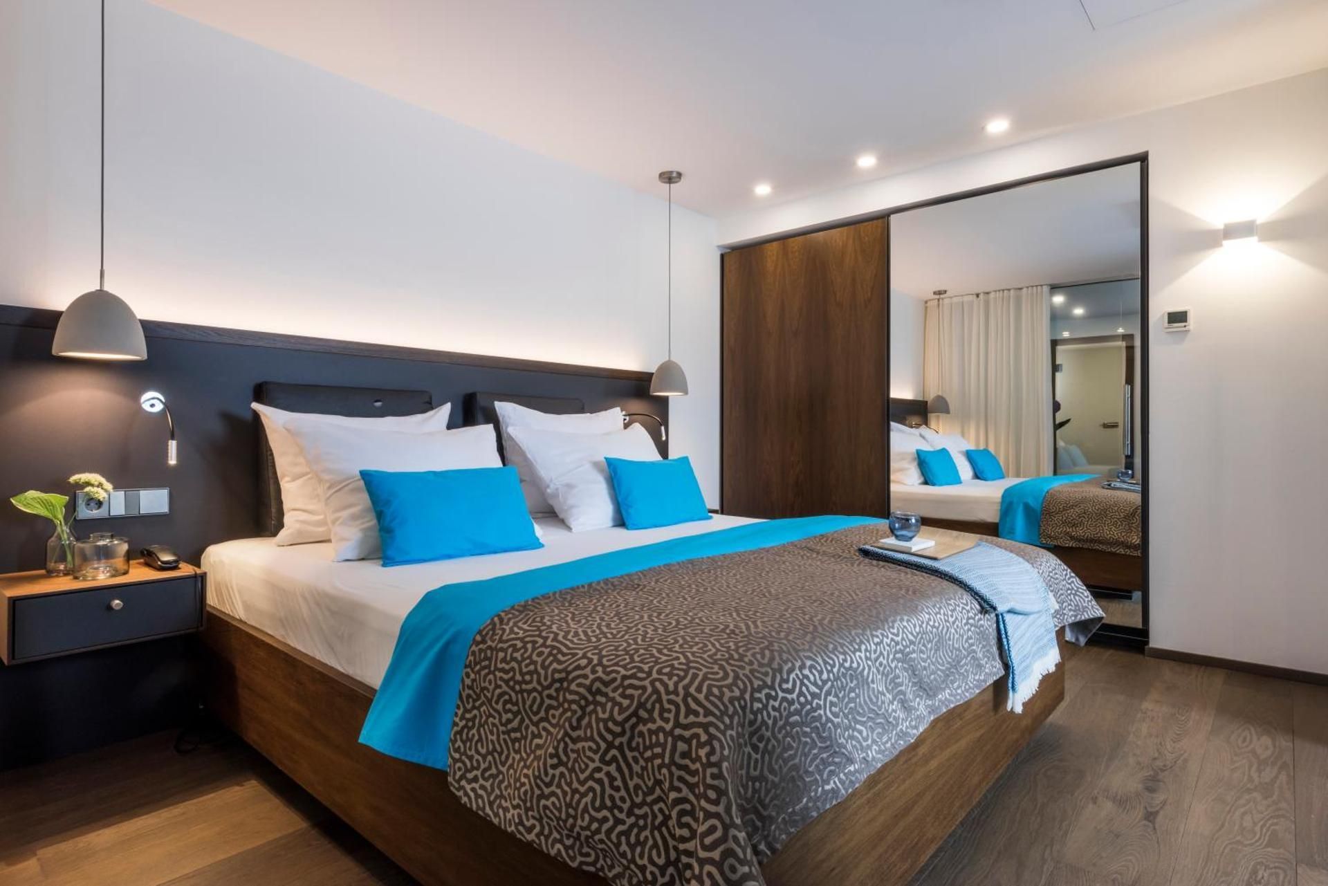 Suite with Partial Lake View 