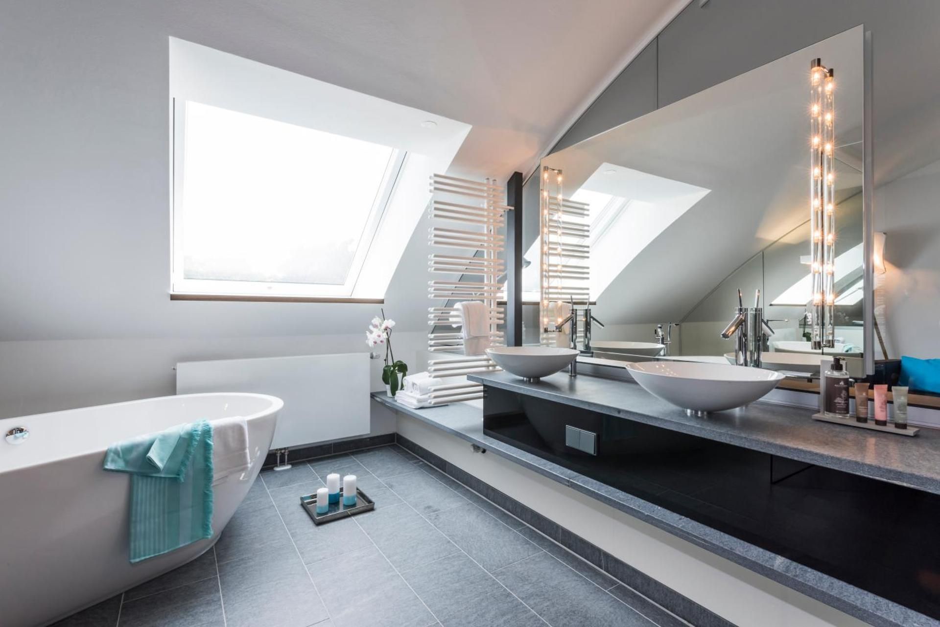 Suite with Partial Lake View 