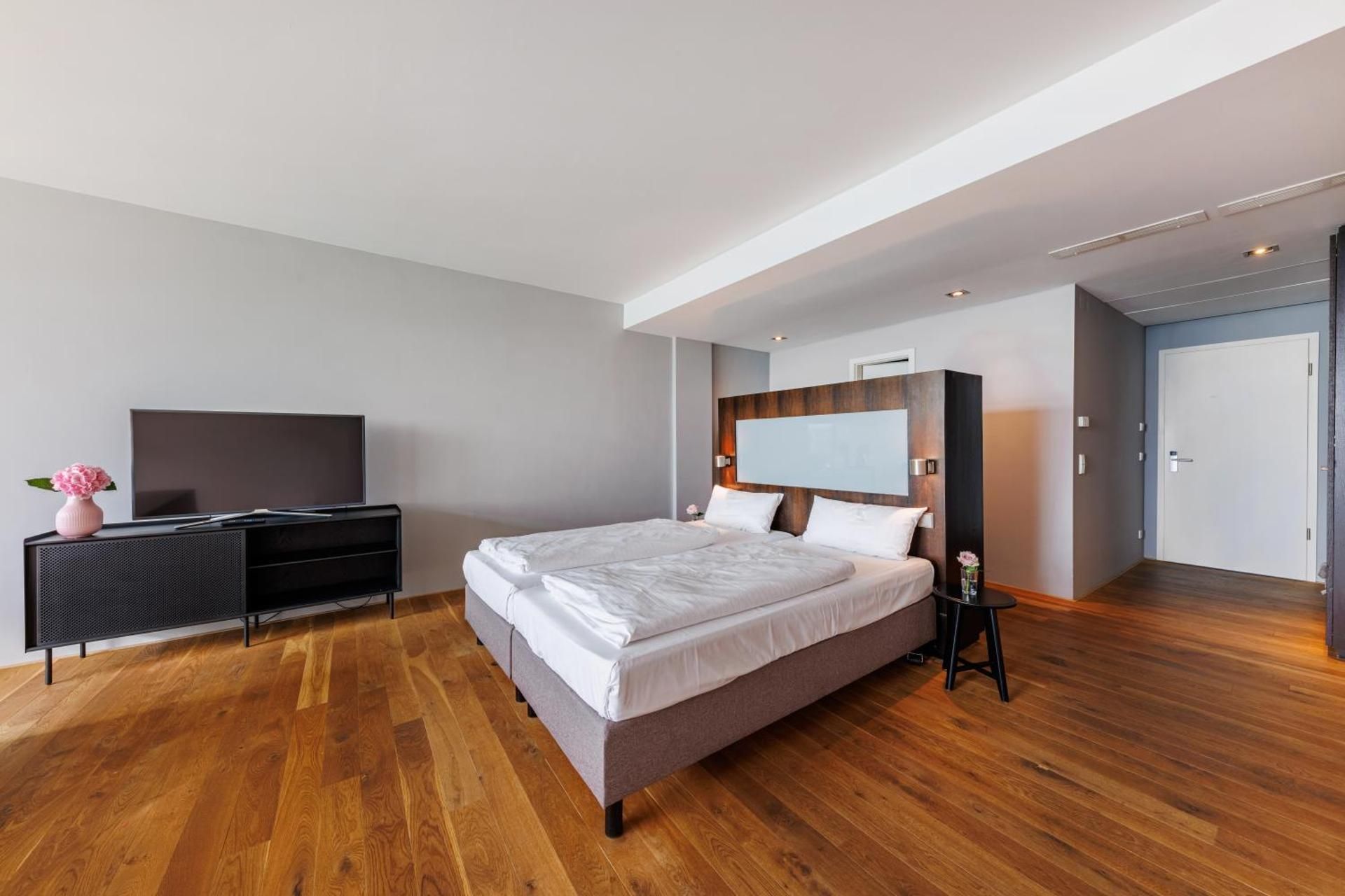 Deluxe Double Room with Lake View