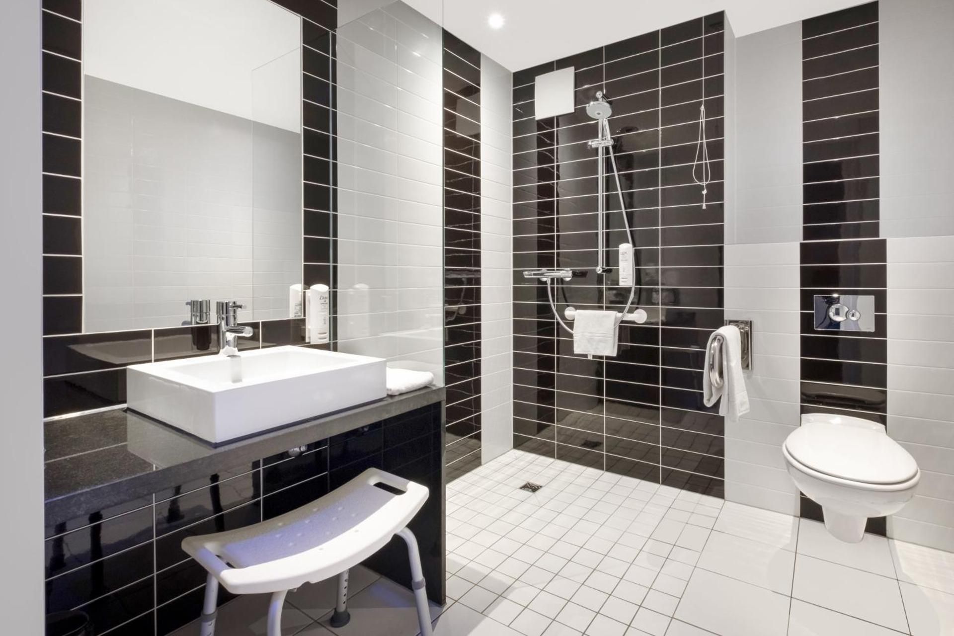 1 Queen Bed Standard Accessible