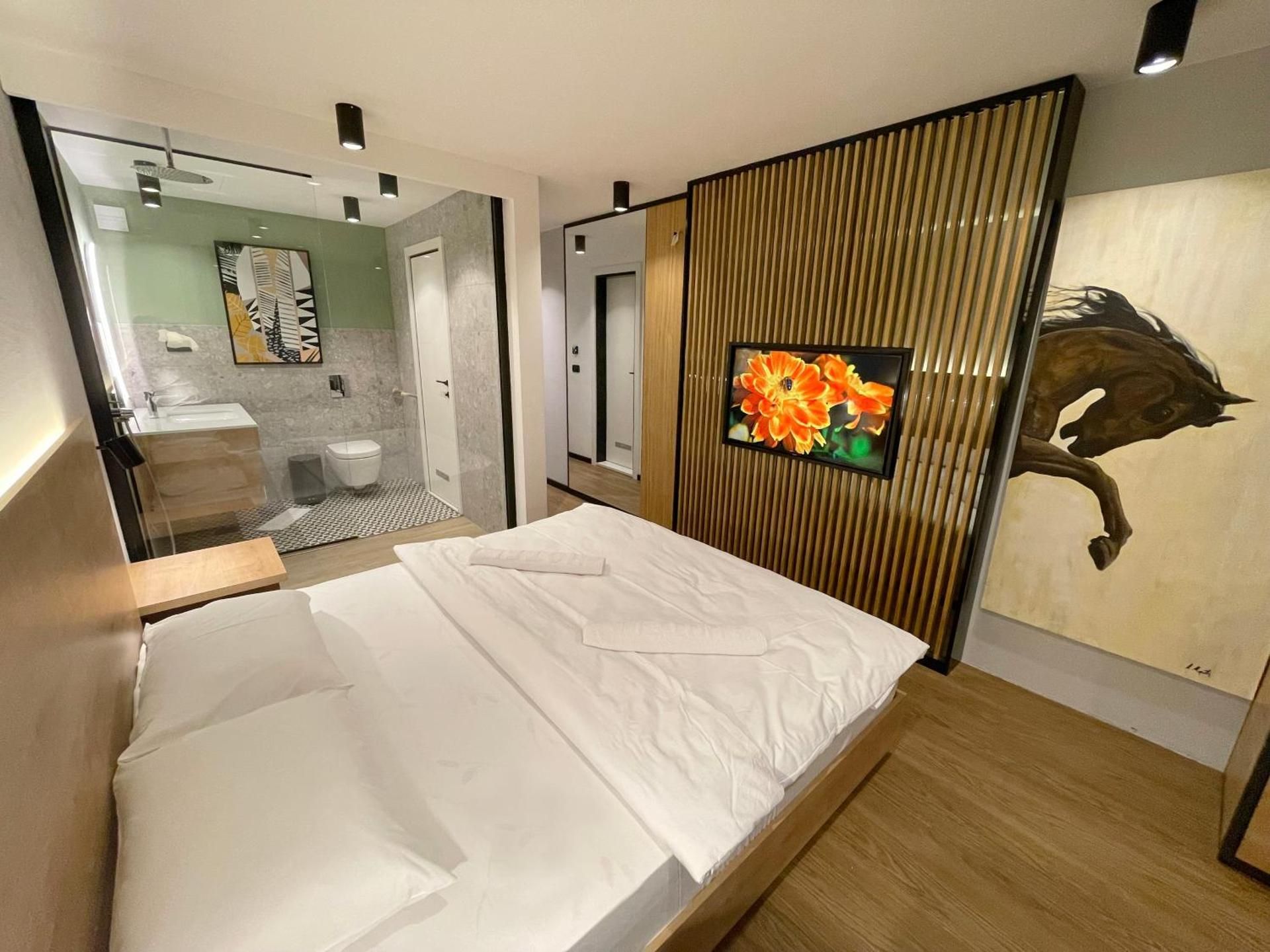 Deluxe Double Room (2 Adults + 1 Child)