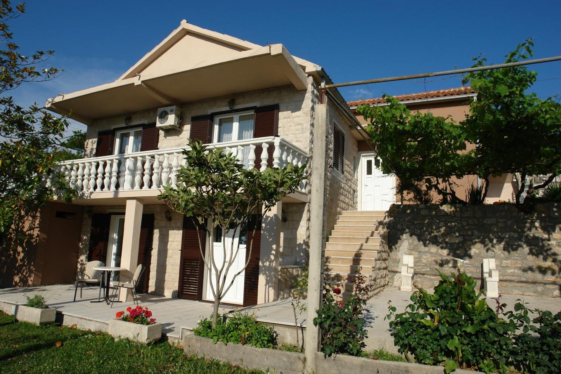 R&B Apartments