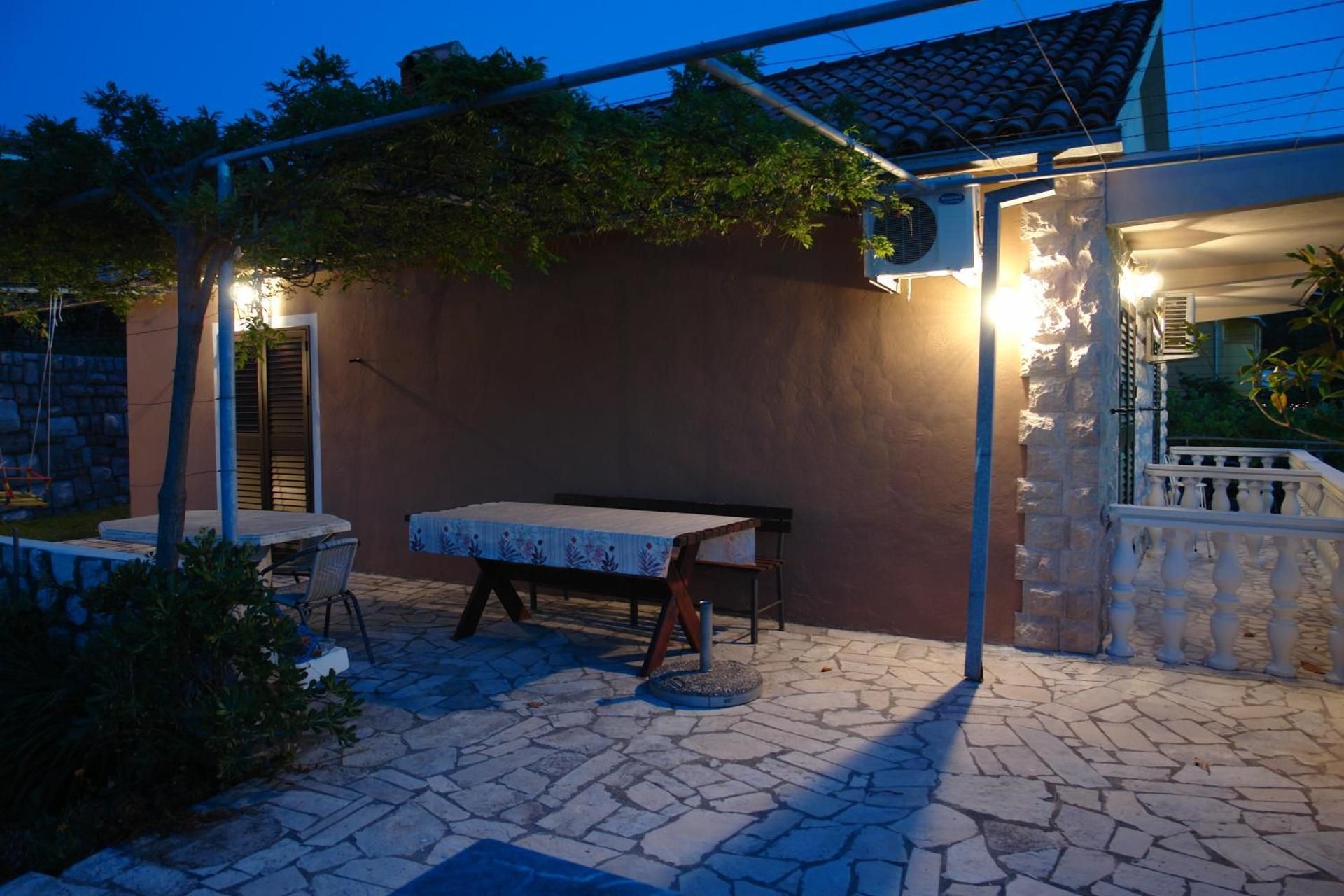 R&B Apartments