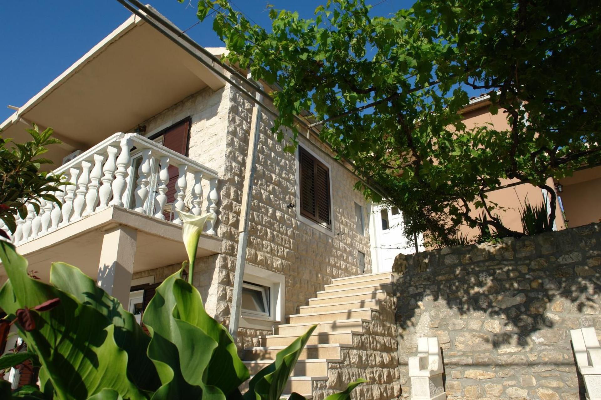 R&B Apartments