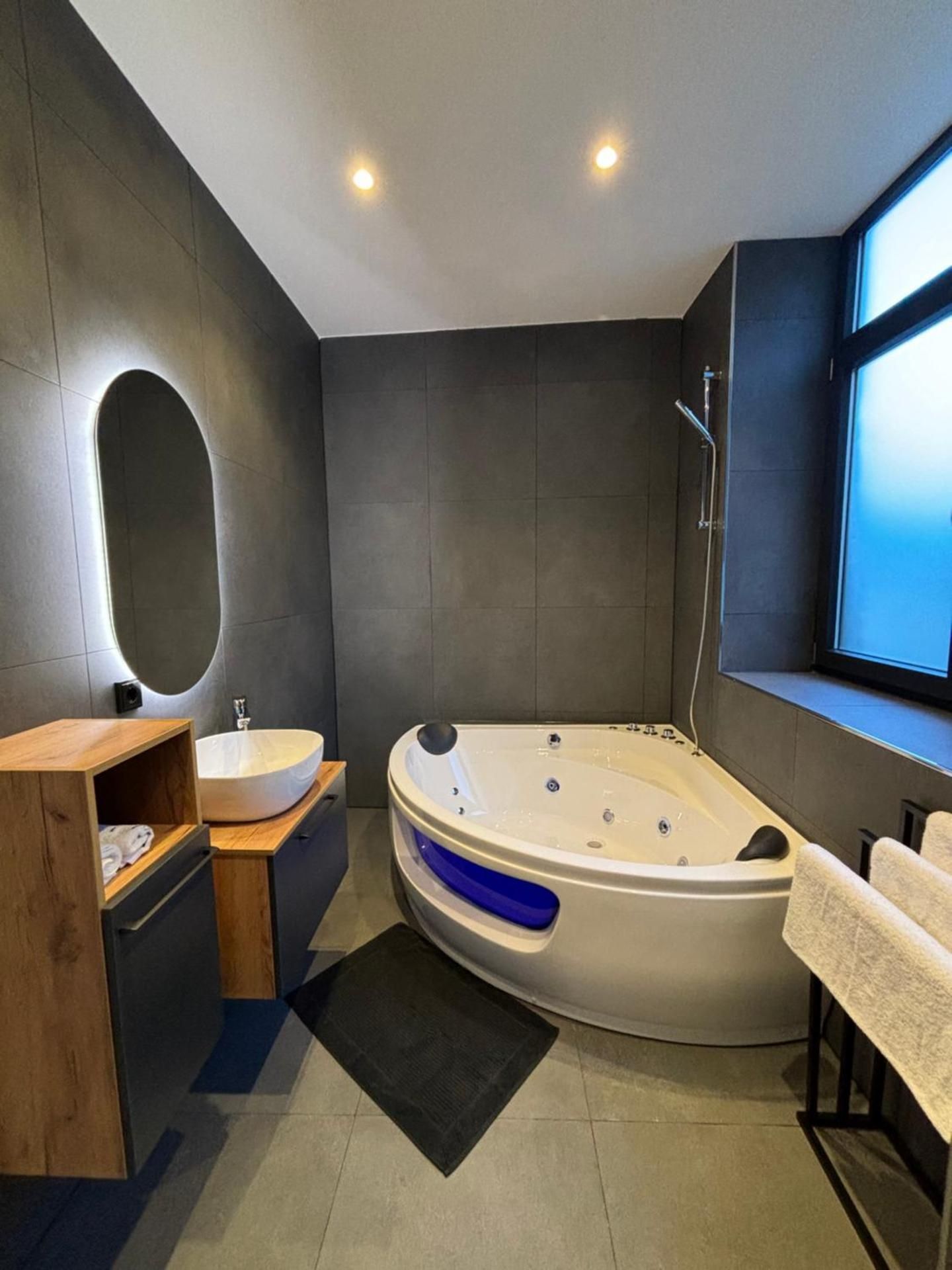 Studio with Spa Bath