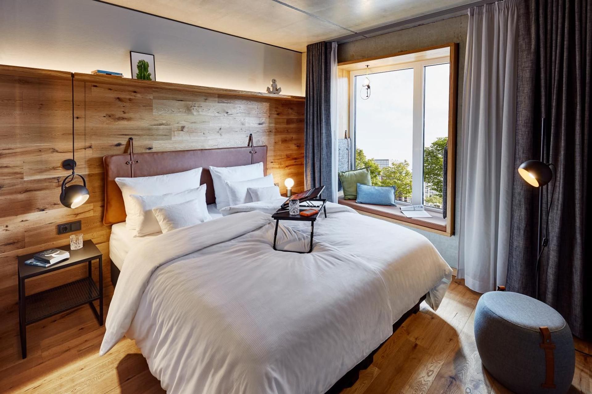 1 King Bed 