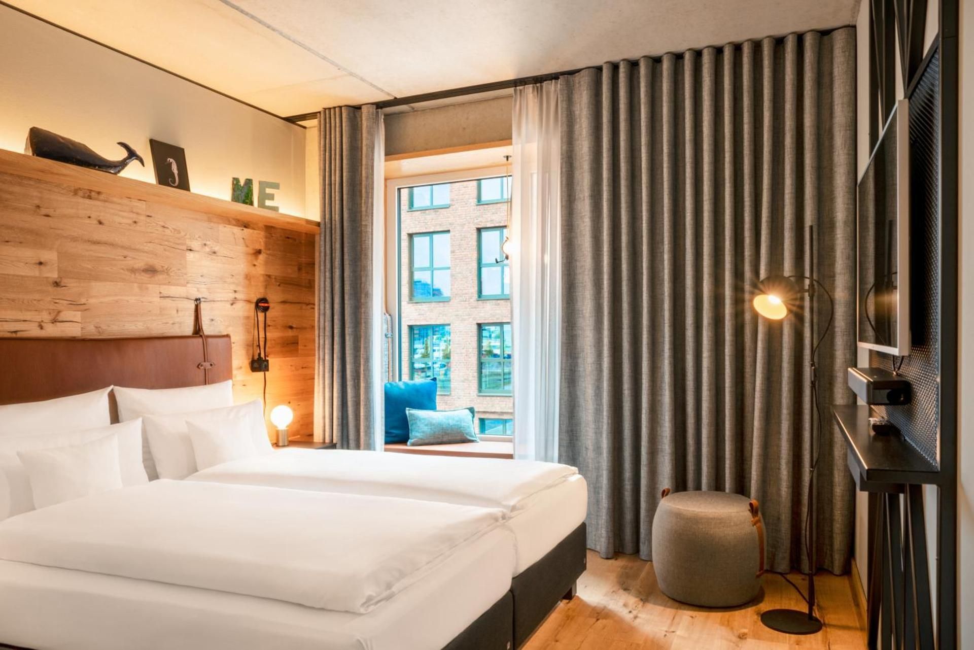 1 King Bed 