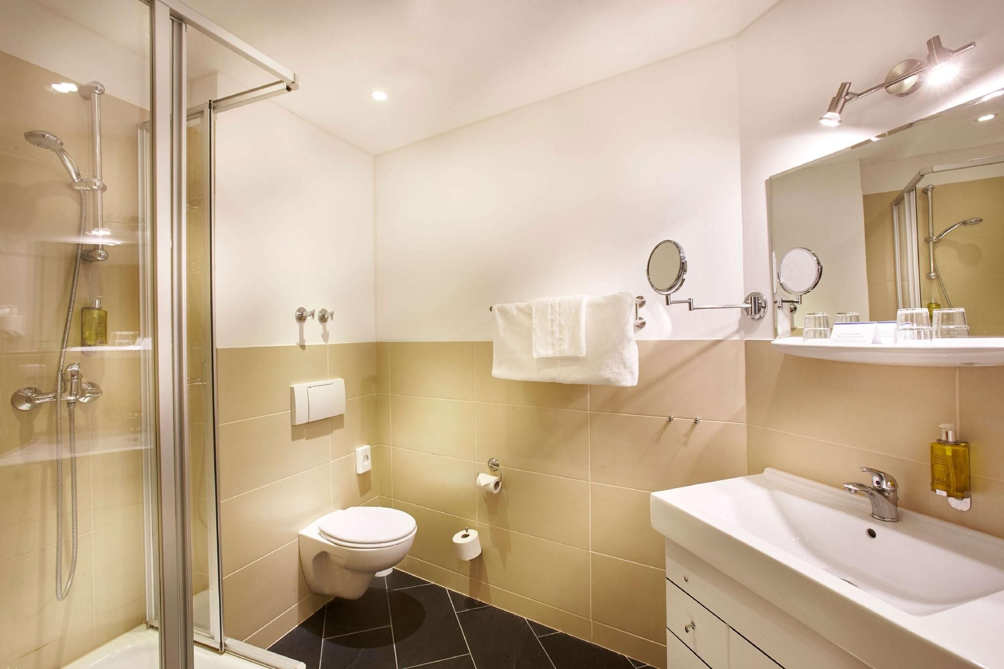 Hotel Kiel by Golden Tulip Standard King Room 3