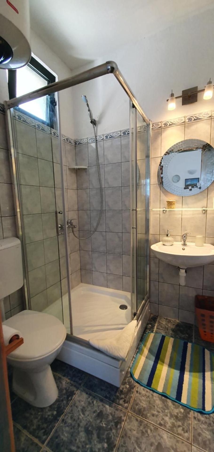 One-Bedroom Apartment (3 Adults)