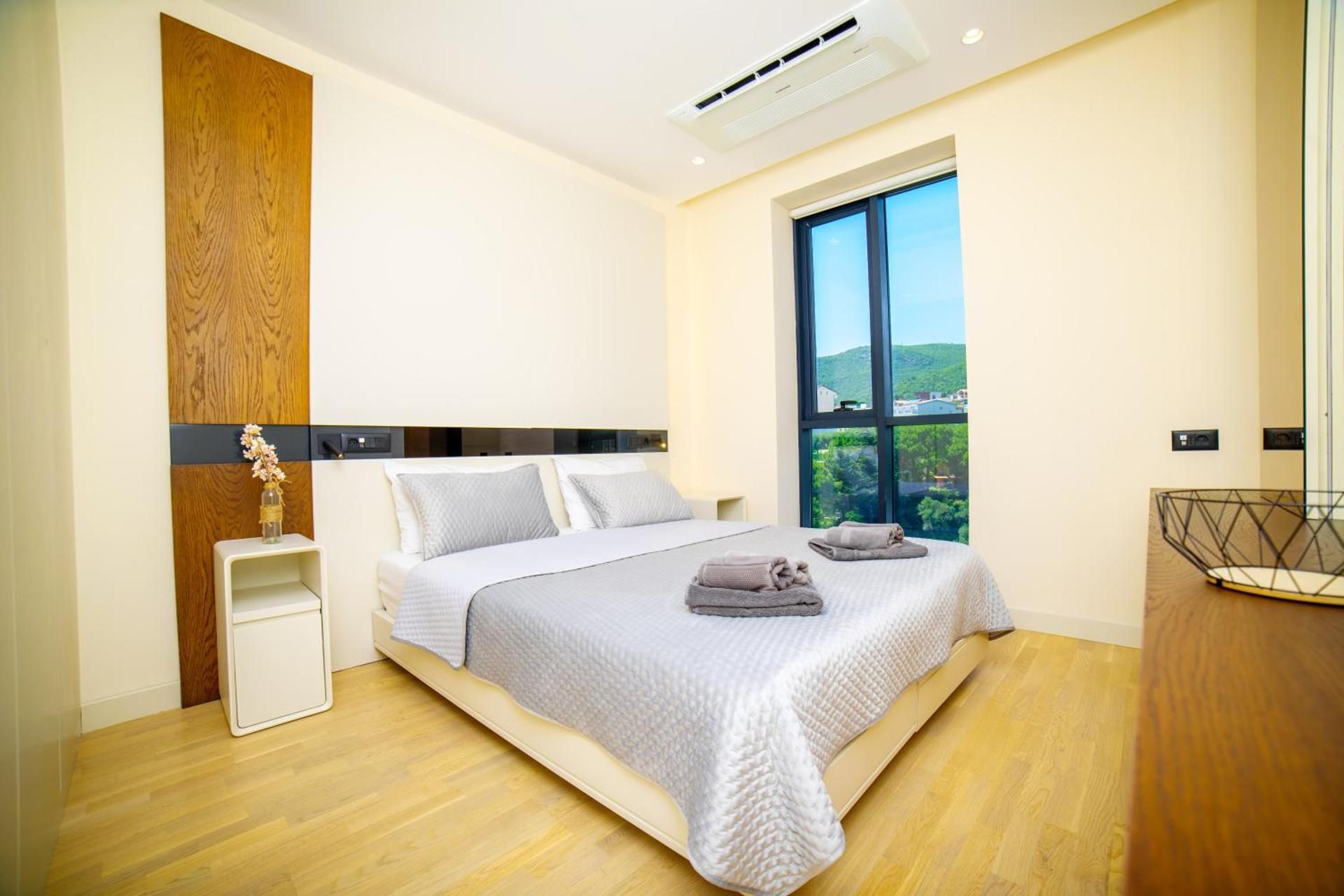 One-Bedroom Apartment with Balcony and Mountain View