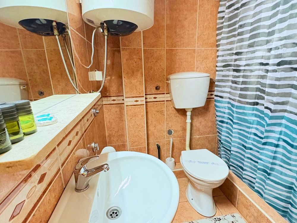 Central Hotel & Restaurant Family Room, Balcony 11