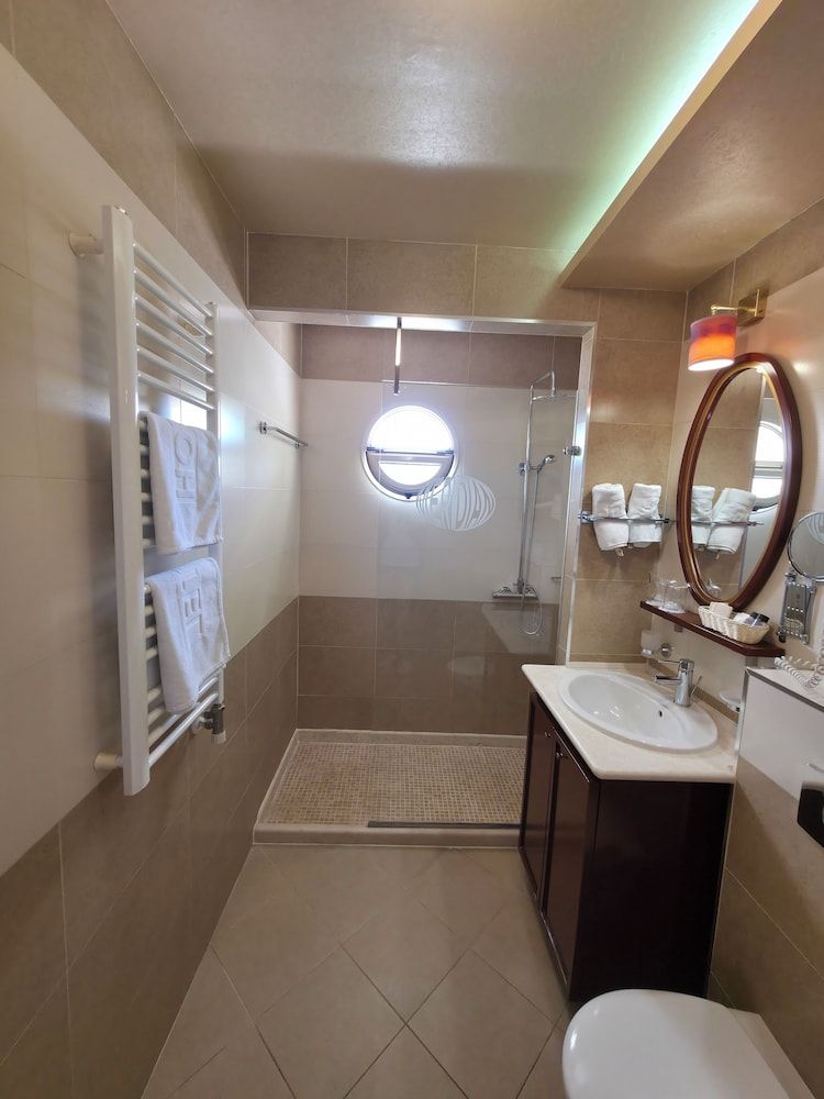 Hotel Meridian Family Suite, 1 King Bed with Sofa bed, Balcony, Sea View 6