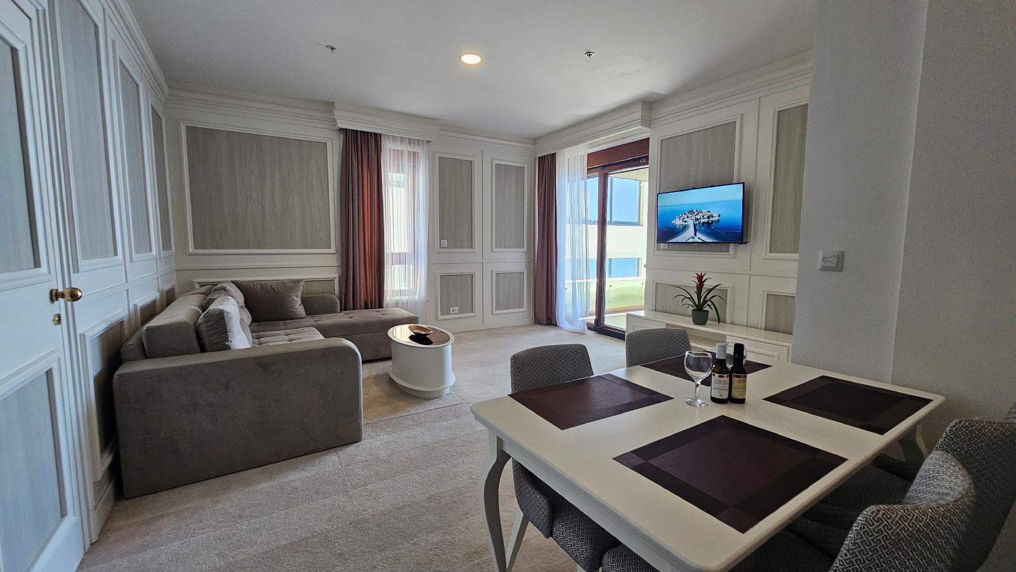 Deluxe Family Suite with Queen Bed