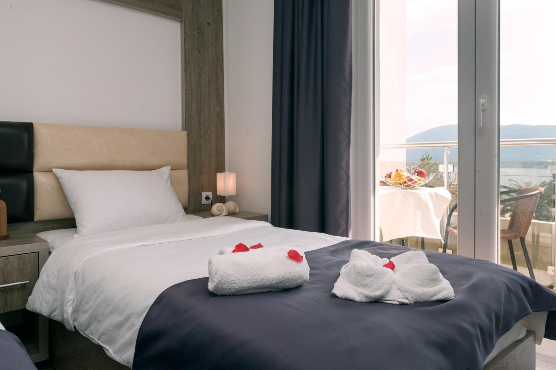 Double or Twin Room with Balcony and Sea View