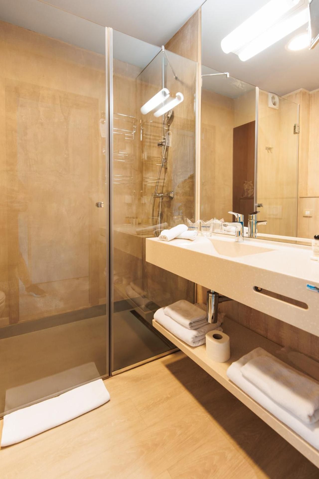 Twin Room with Balcony and side Sea View 