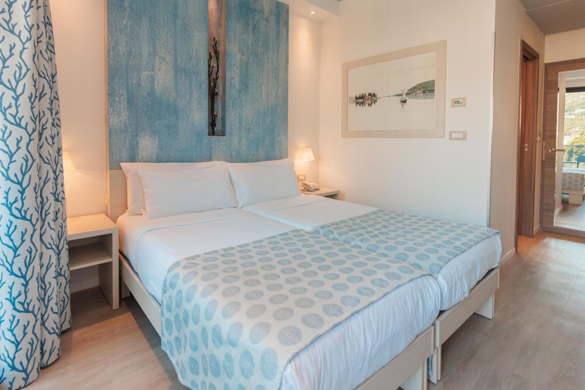 Twin Room with Balcony and side Sea View 