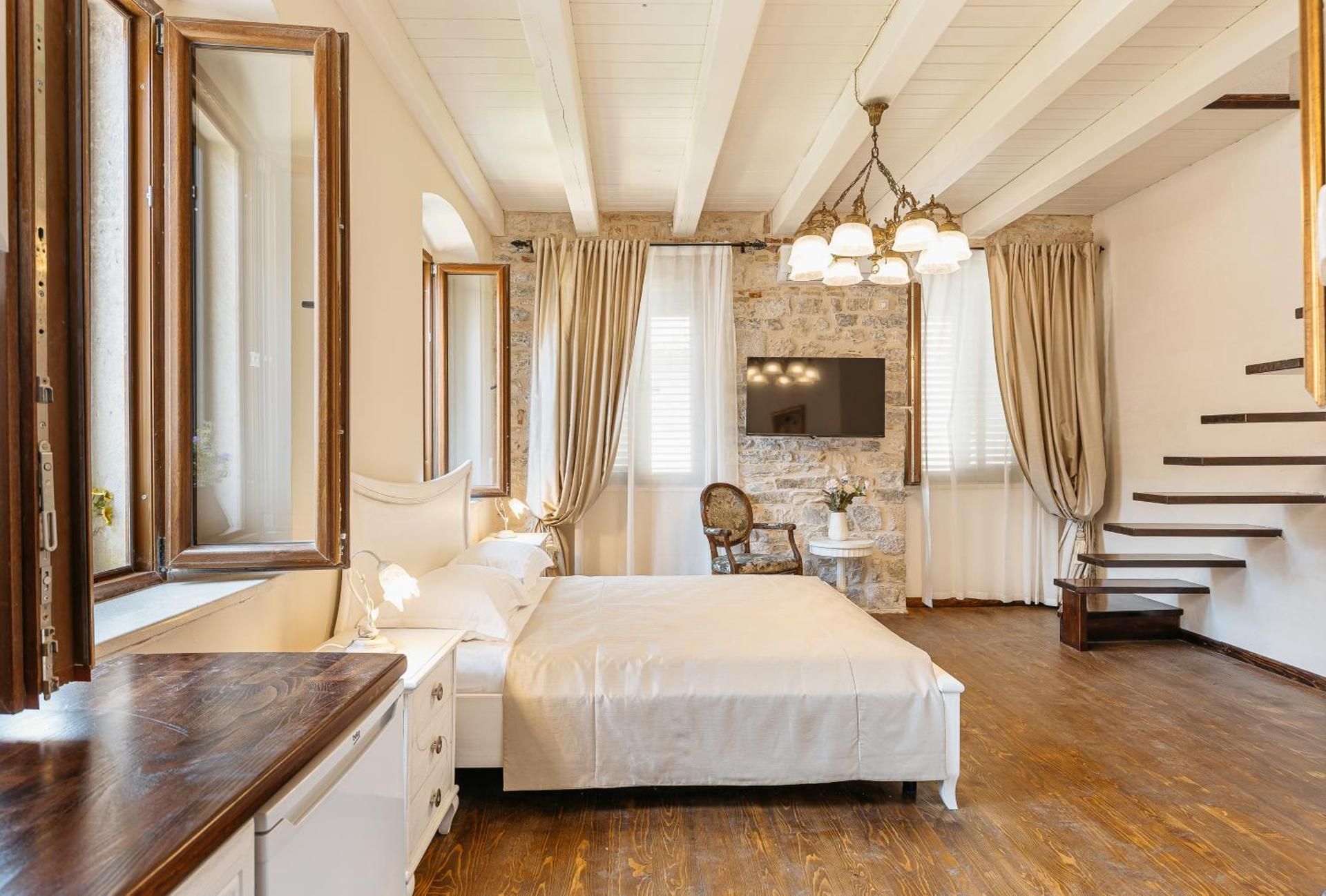 Apartments Leo Two-Bedroom Loft Apartment 3