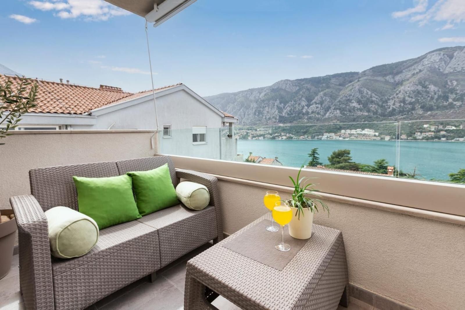 Deluxe Apartment with Balcony and Sea View