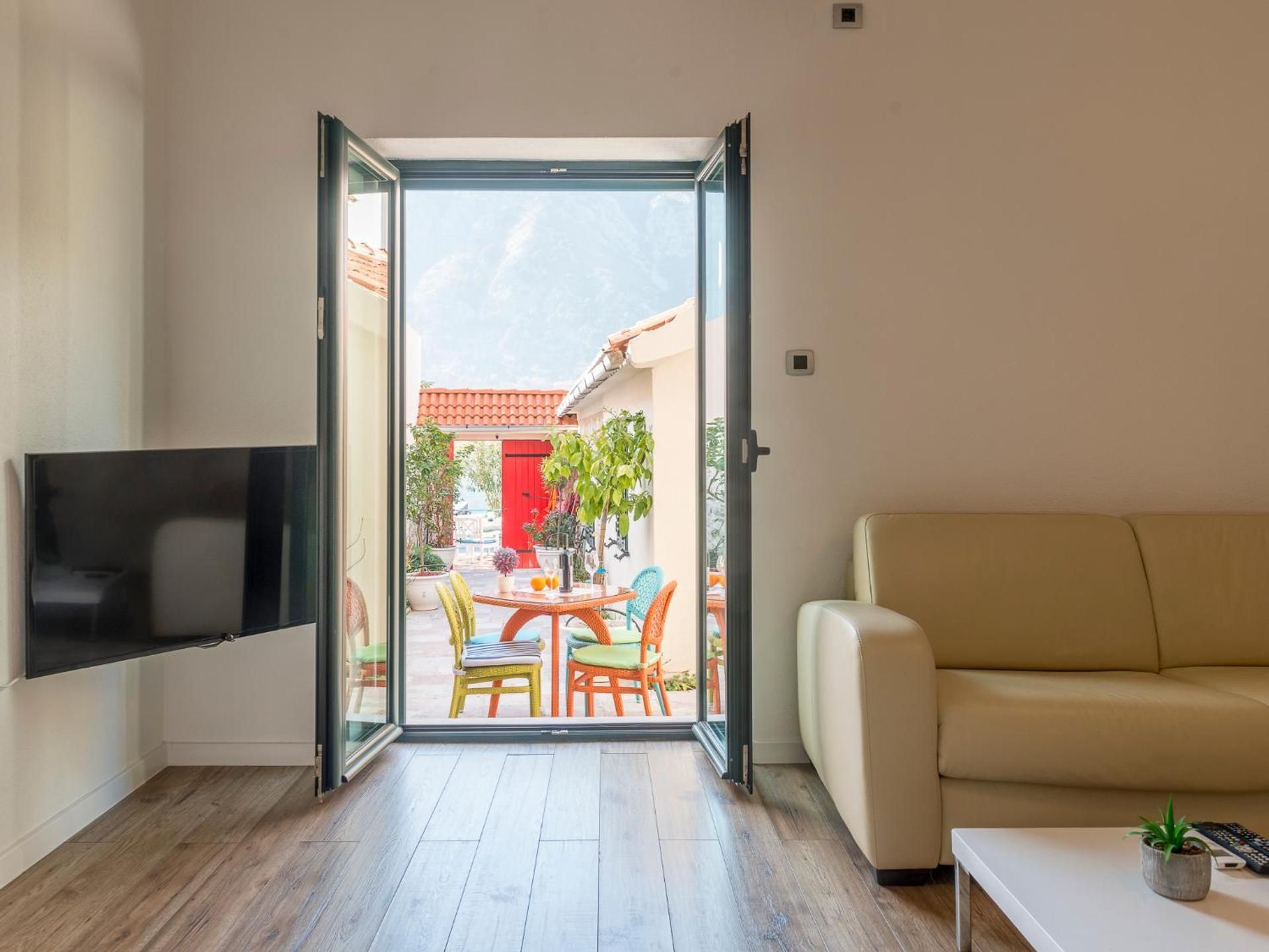 Comfort One Bedroom Apartment with Garden View