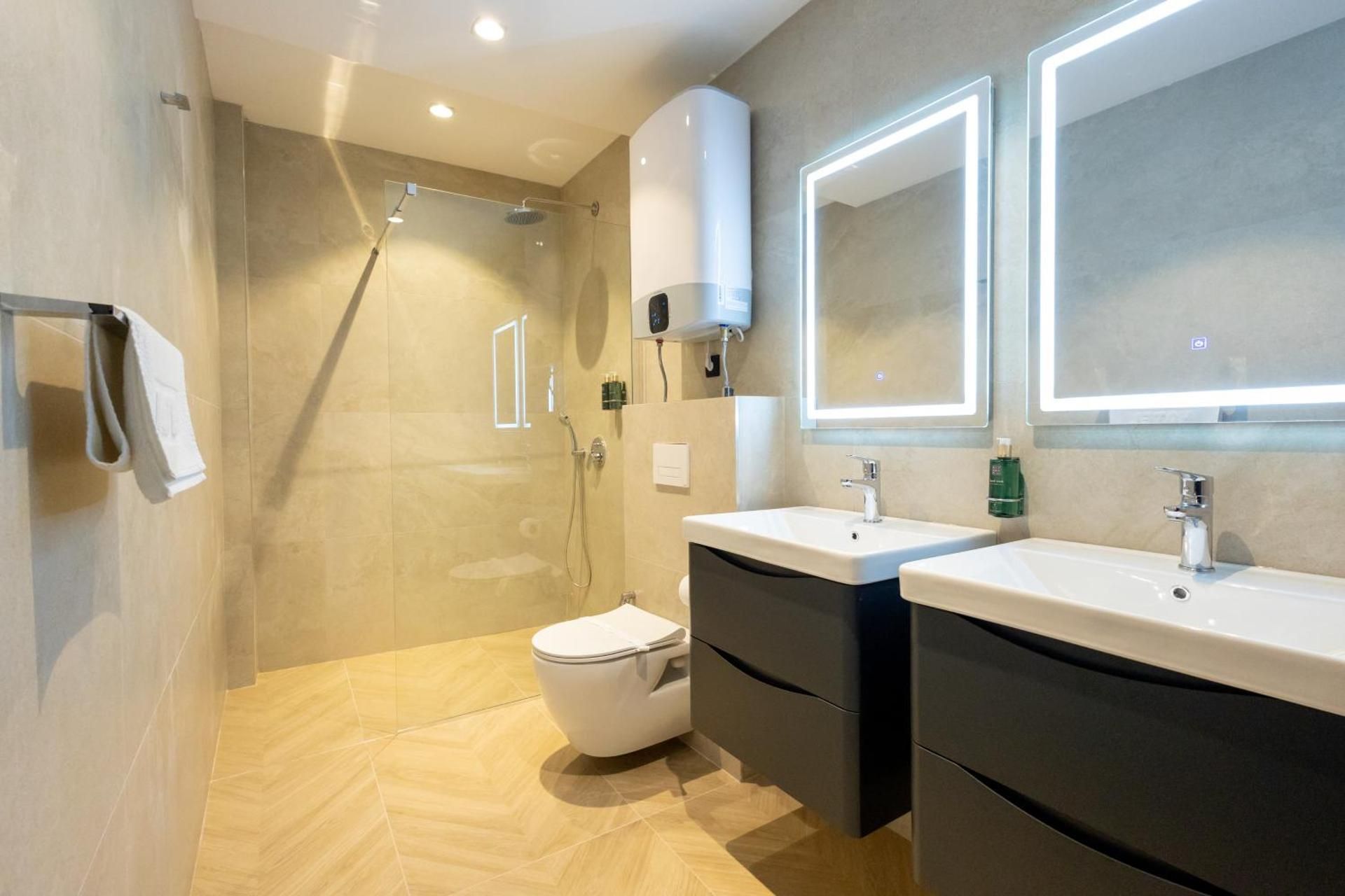 Continental Hotel Deluxe Double or Twin Room with Sea View 2