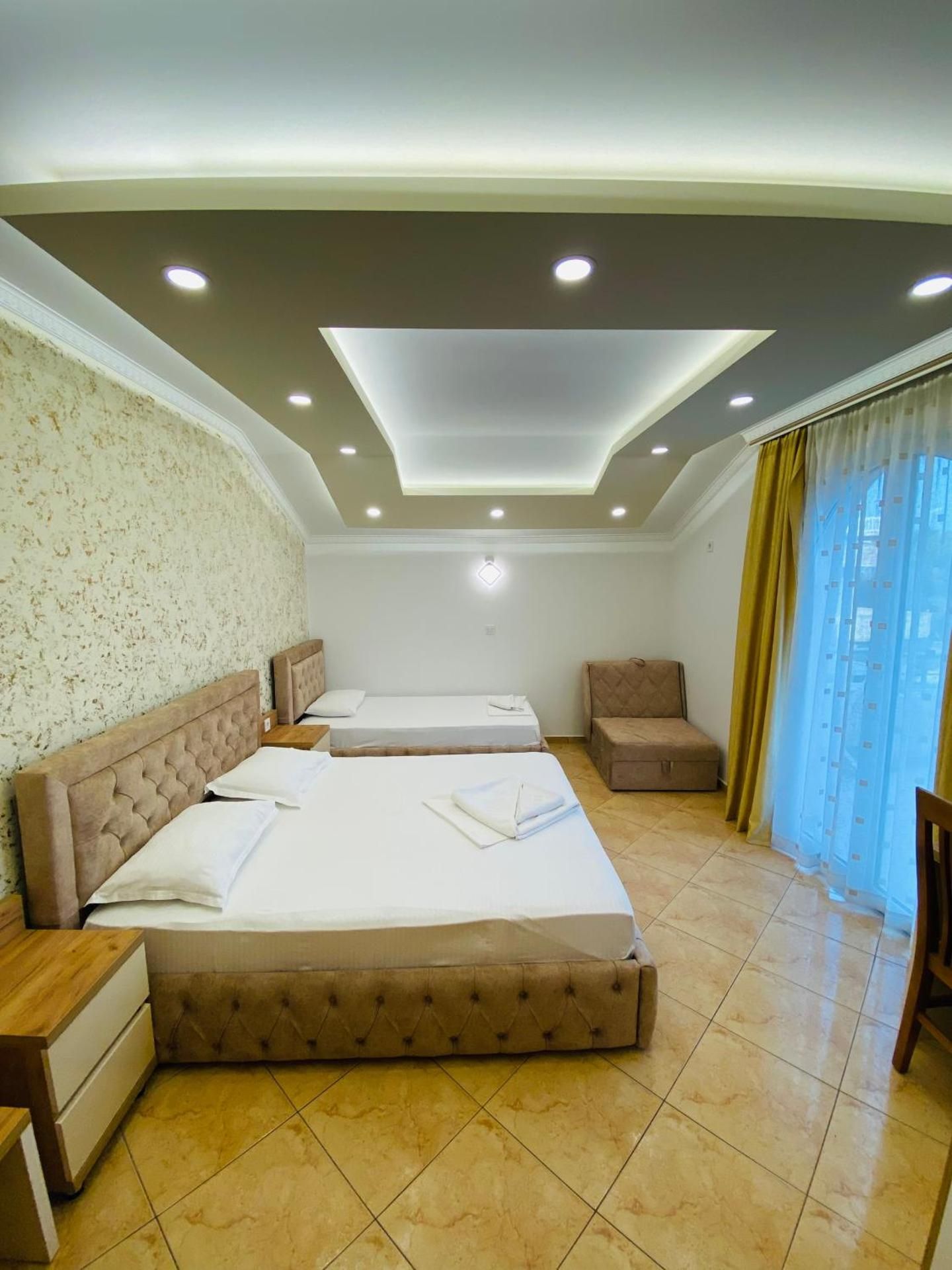 Studio with Balcony (4 Adults) with Free Parking and Wi-Fi