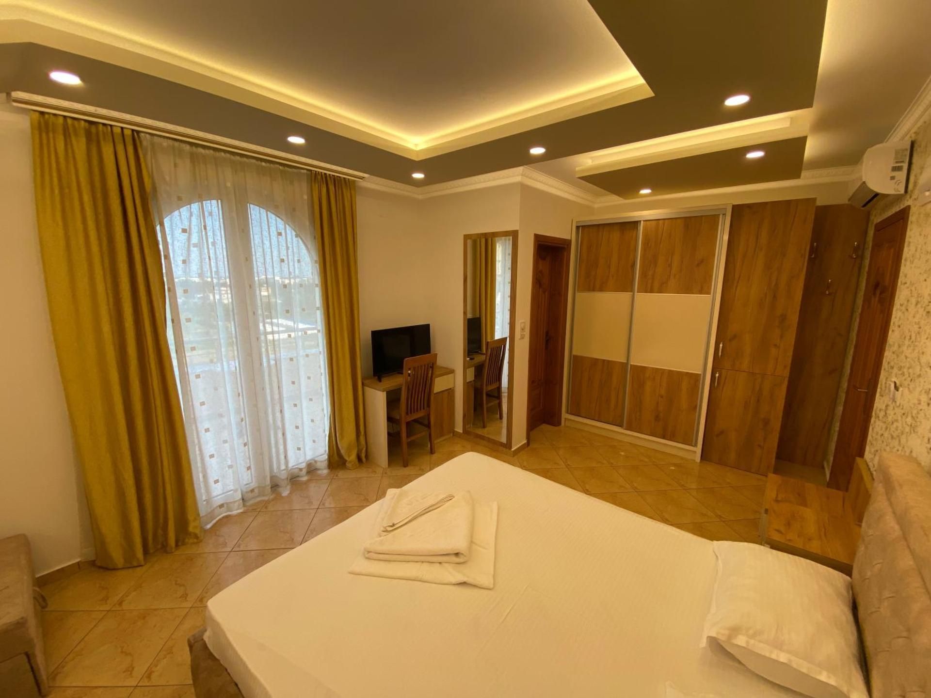 Studio with Balcony (4 Adults) with Free Parking and Wi-Fi