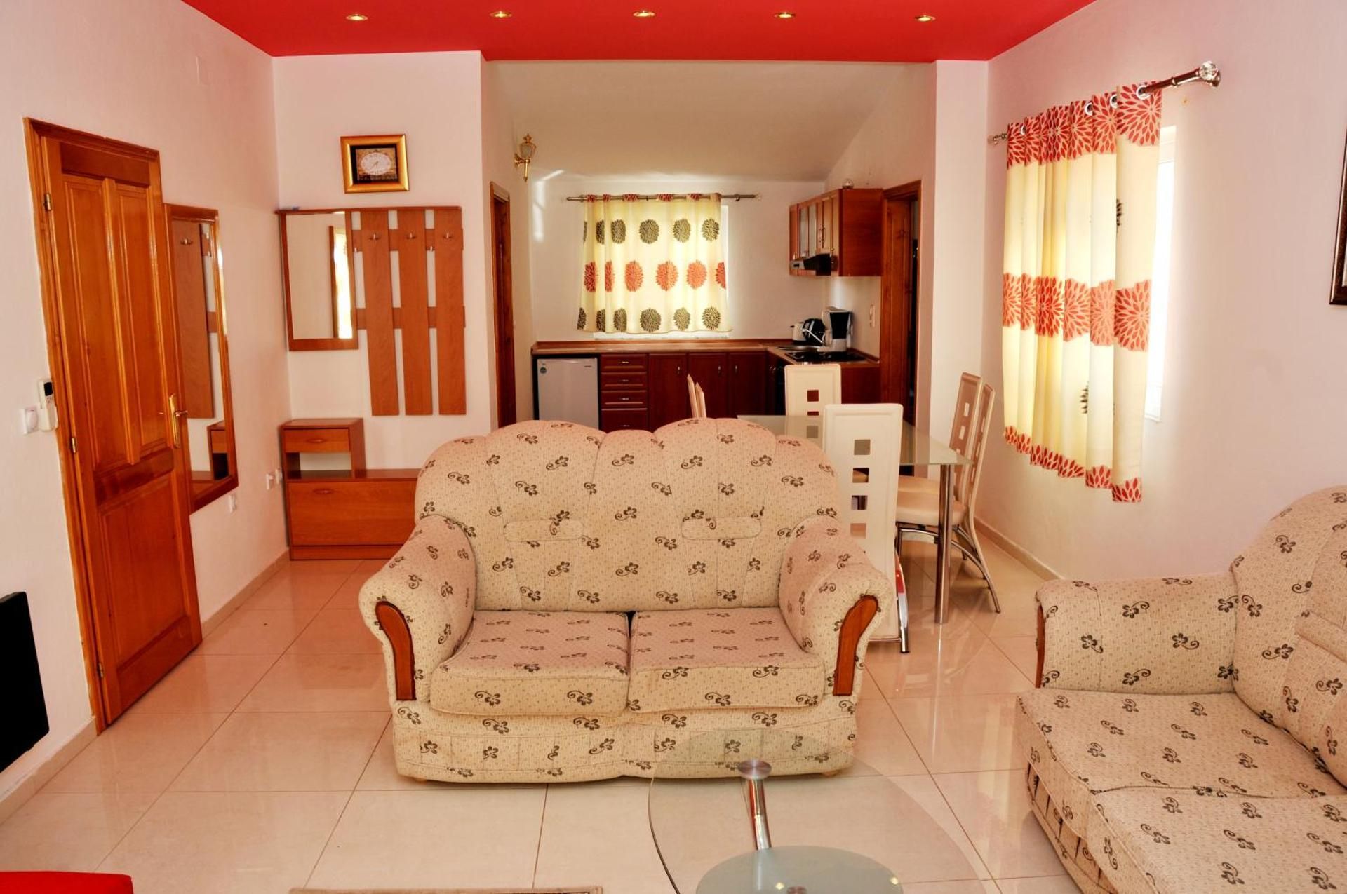 Luxury Two-Bedroom Apartment with Spa Bath and Terrace 