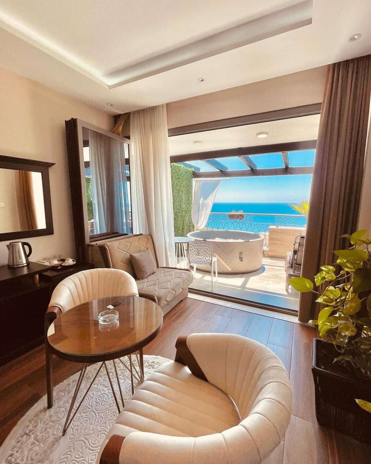 Deluxe Double Room with Balcony and Sea View