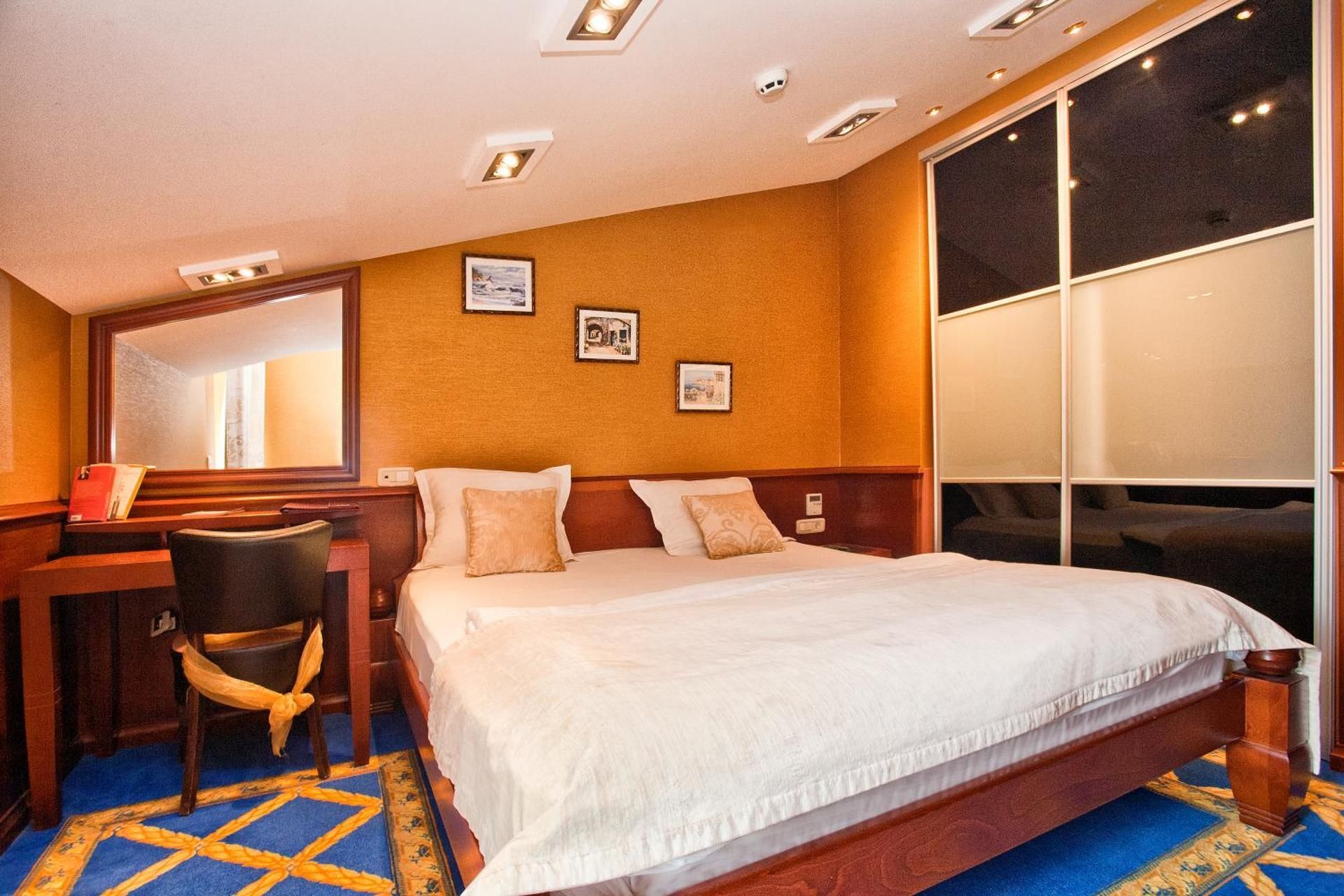 Two-Bedroom Apartment with Balcony and Sea View
