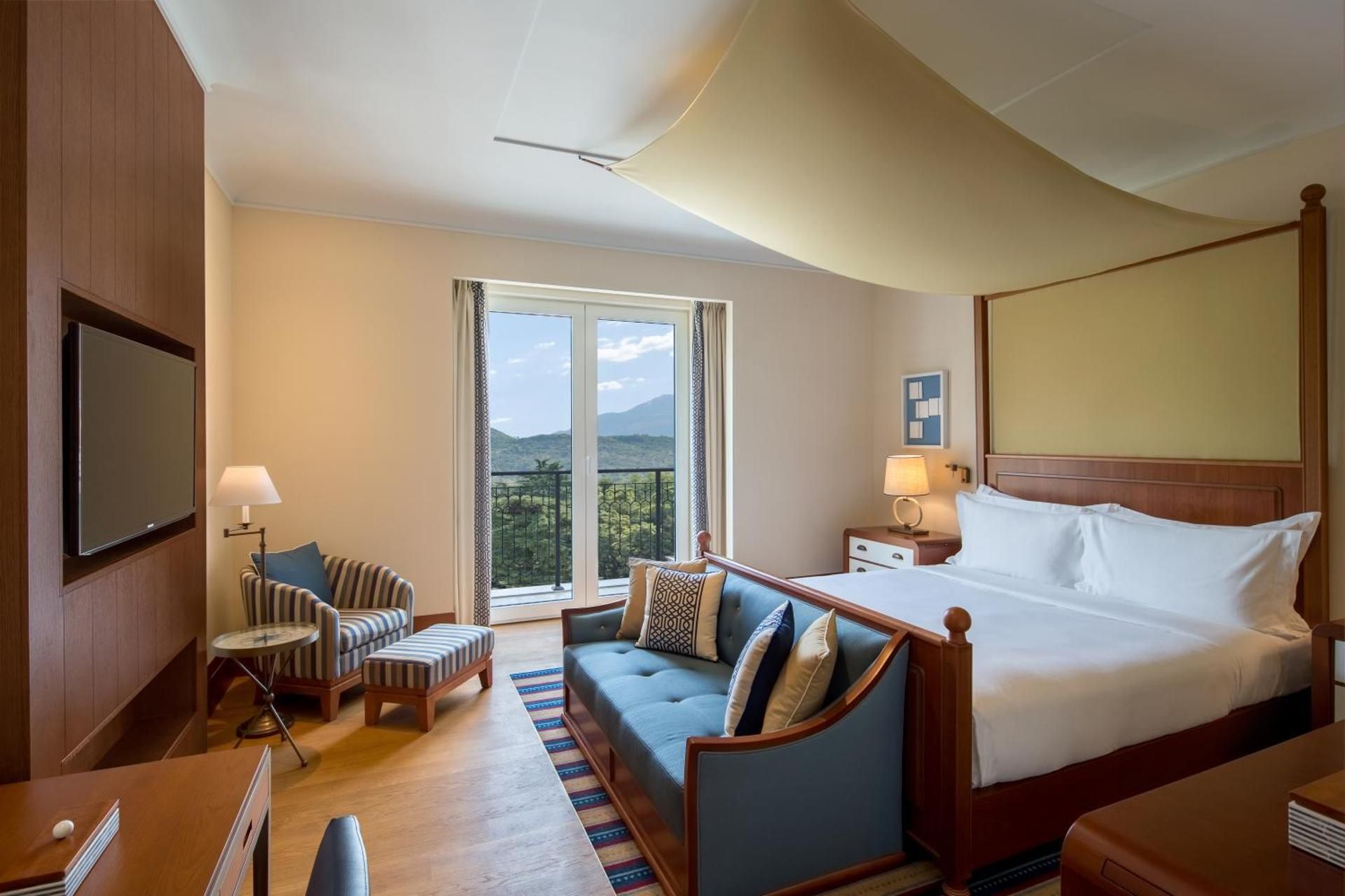 Premium King Room with Mountain View