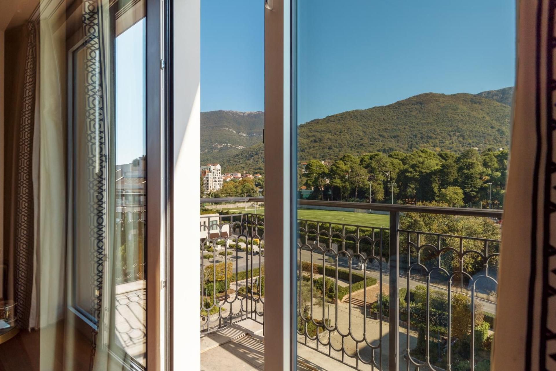 Premium King Room with Mountain View