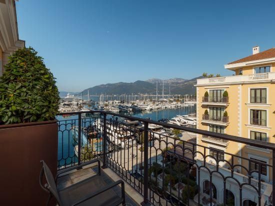 1 King Premium Balcony