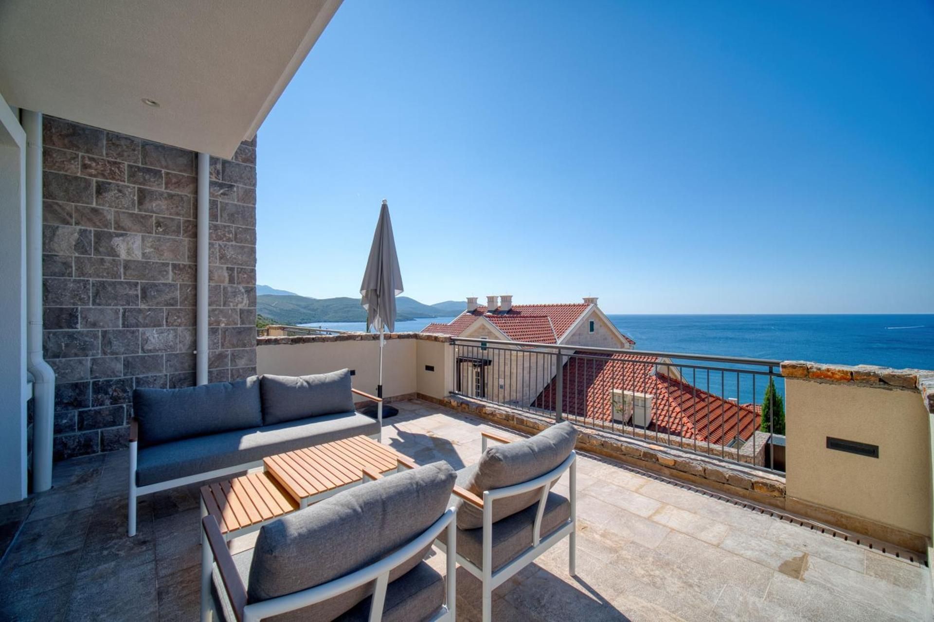 Studio Apartment with Balcony and Sea View
