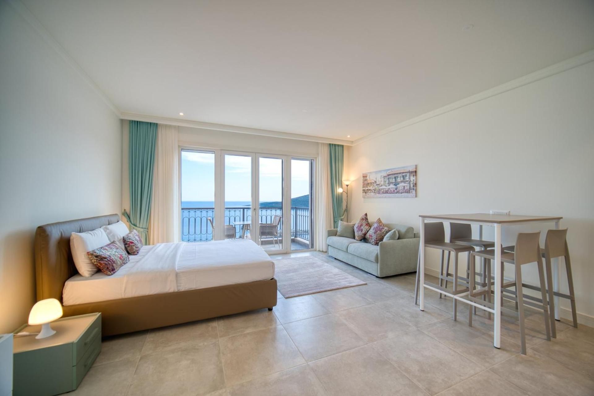 Studio Apartment with Balcony and Sea View