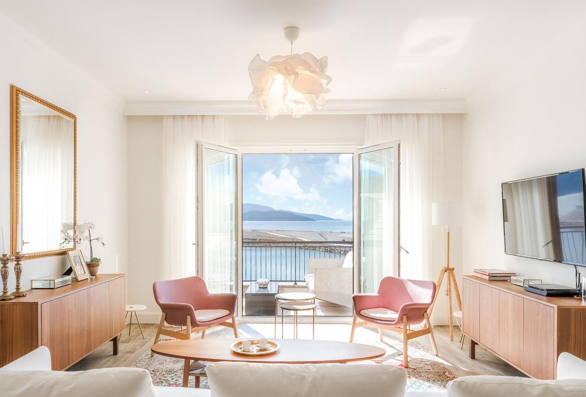 Deluxe One-Bedroom Apartment with Sea View