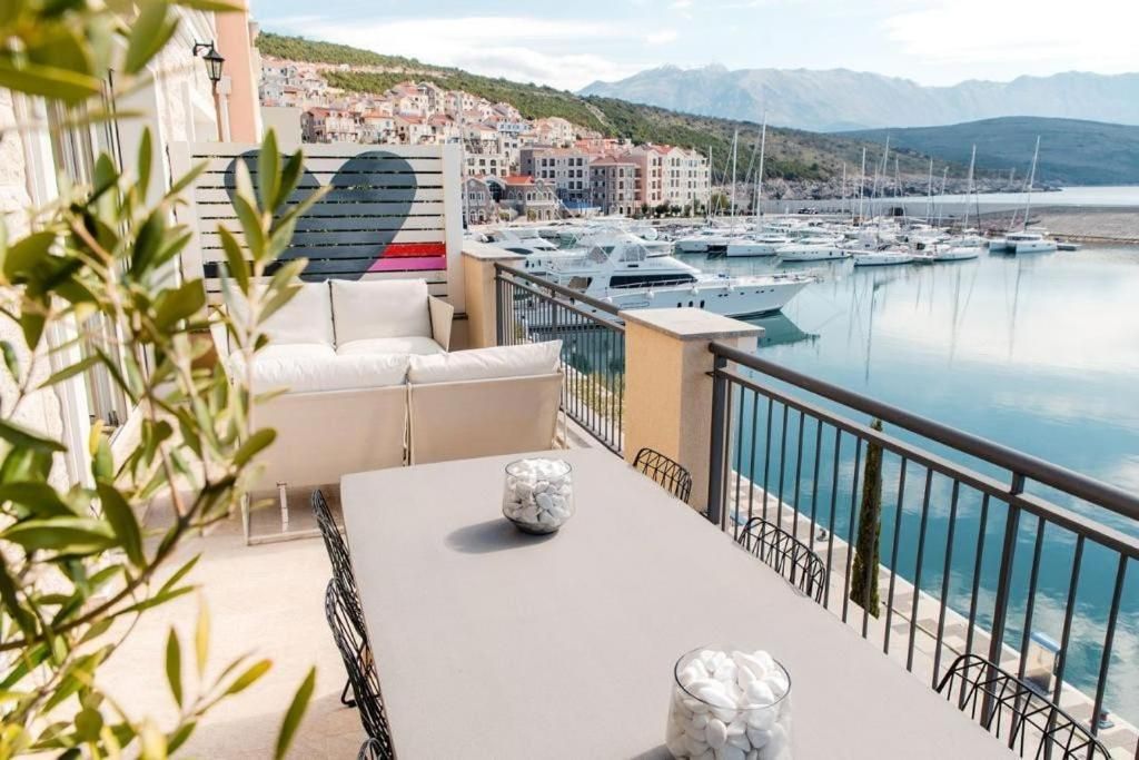 Deluxe One-Bedroom Apartment with Sea View