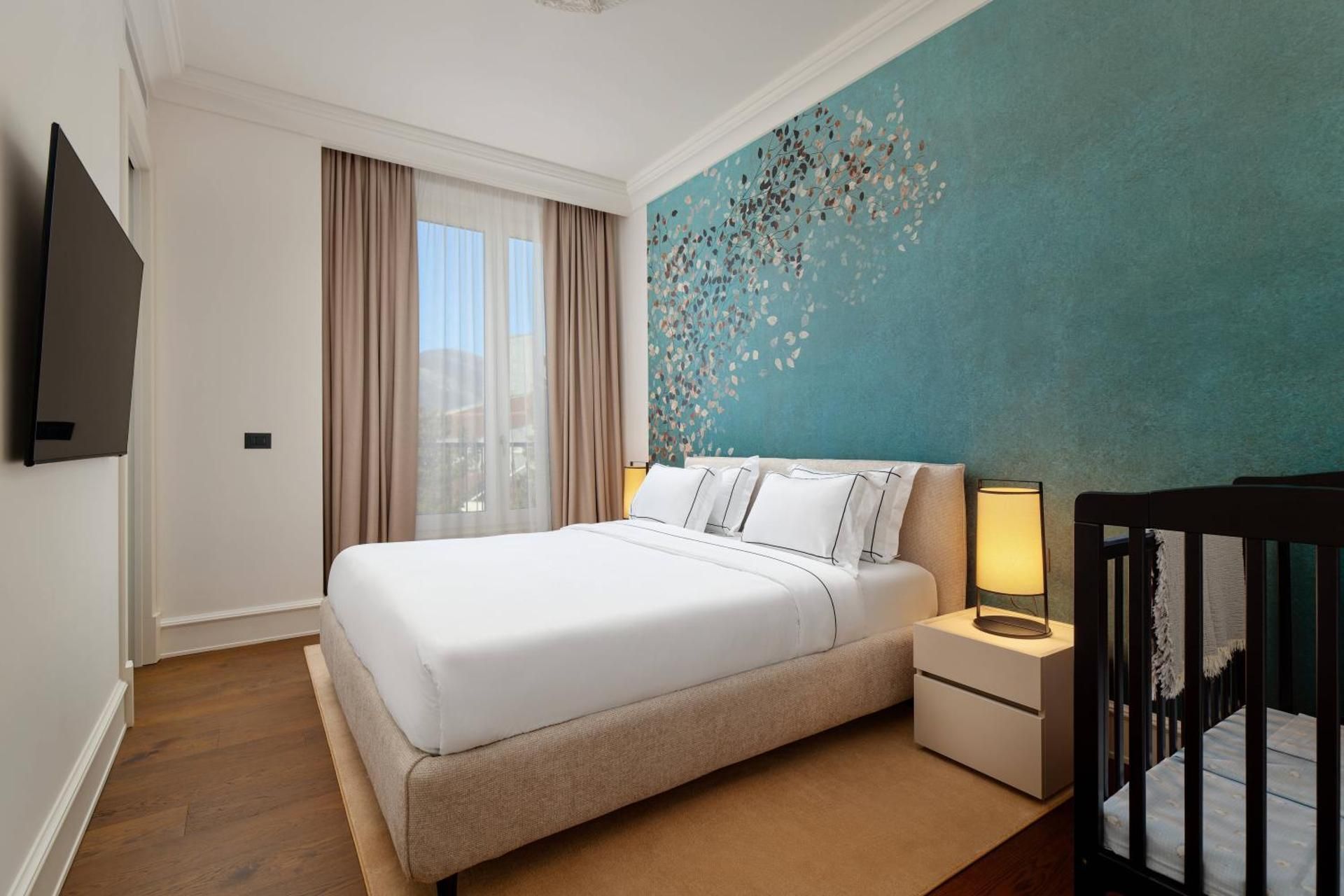 Deluxe Suite with Partial Sea View