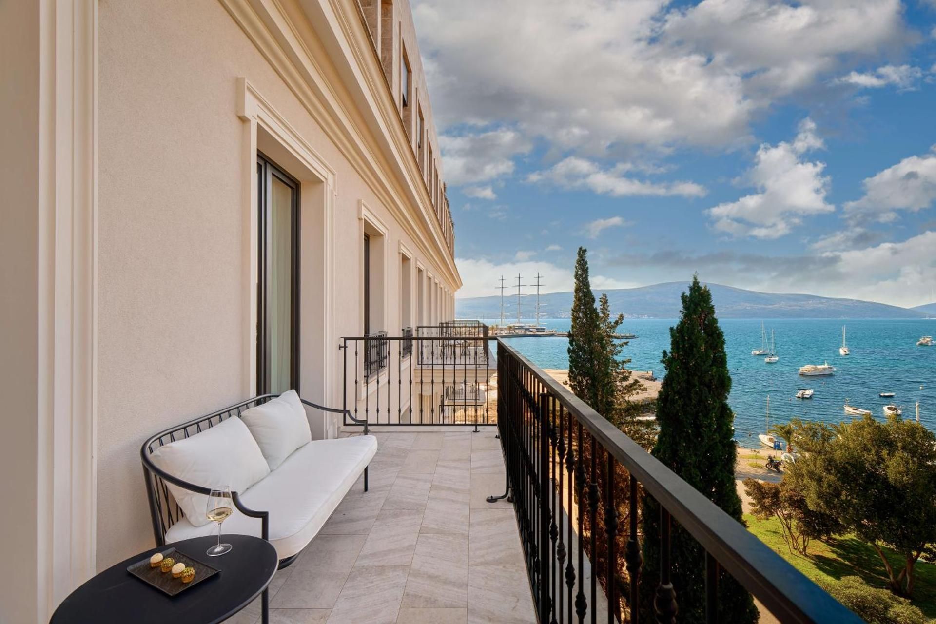 Deluxe Suite with Partial Sea View