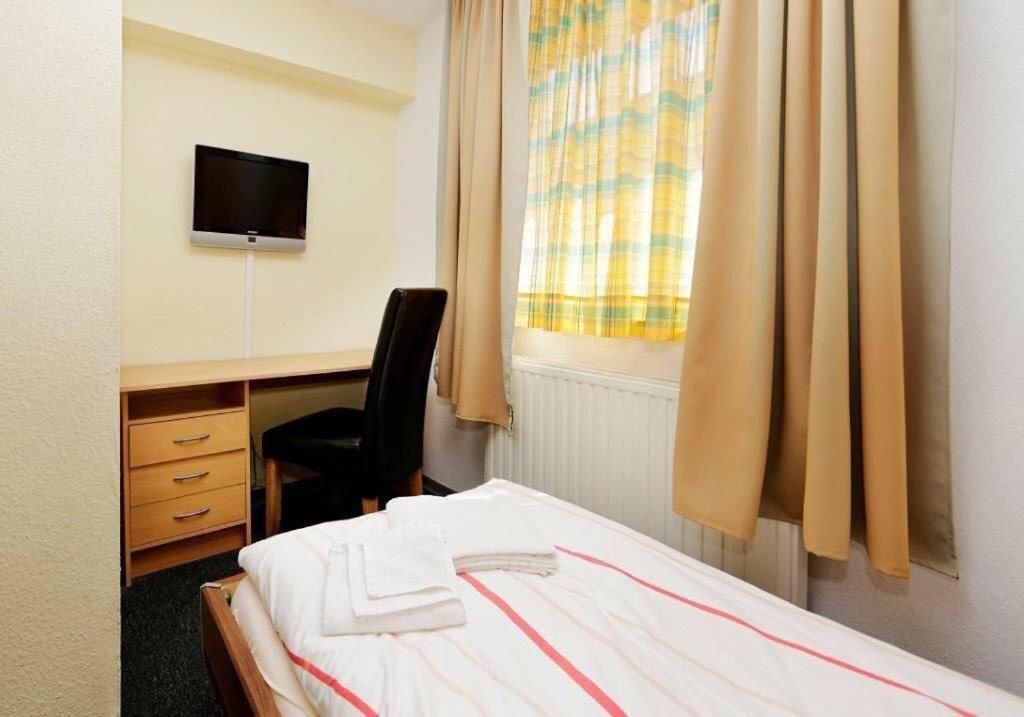 Single Room with Shared Bathroom