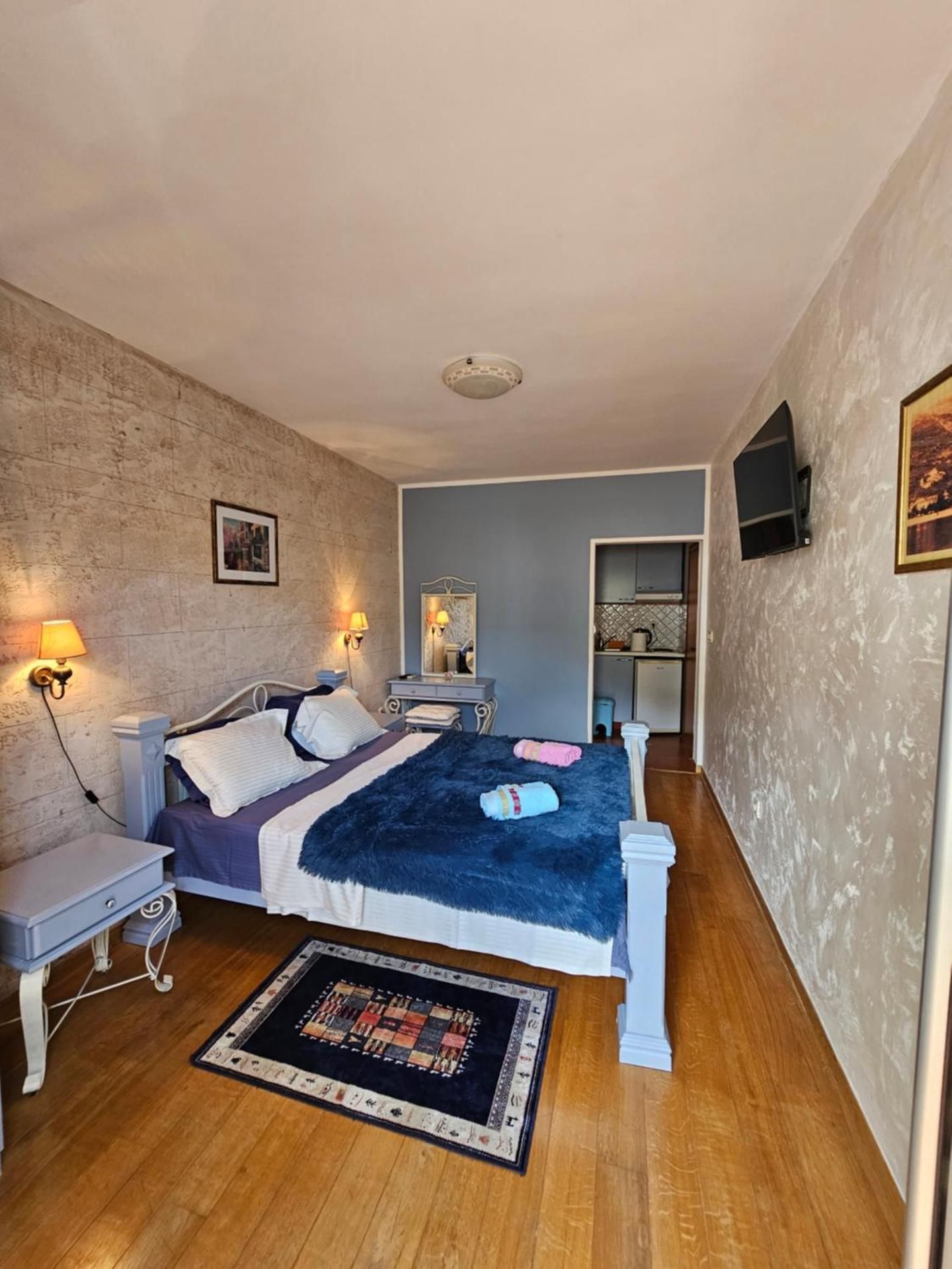 Studio Apartment with Balcony and Garden View