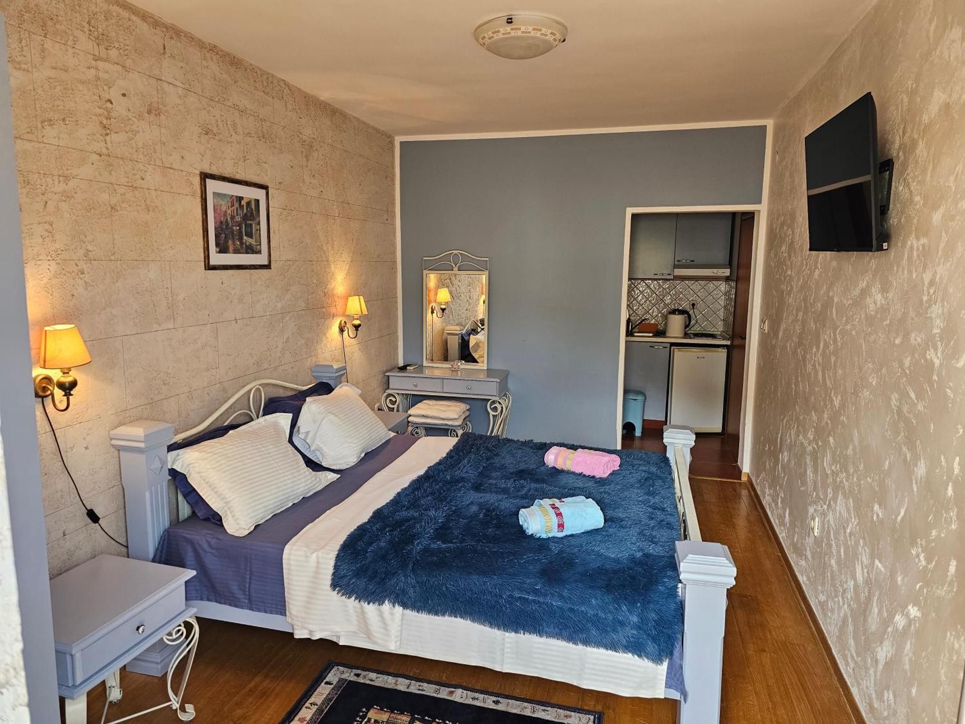 Studio Apartment with Balcony and Garden View