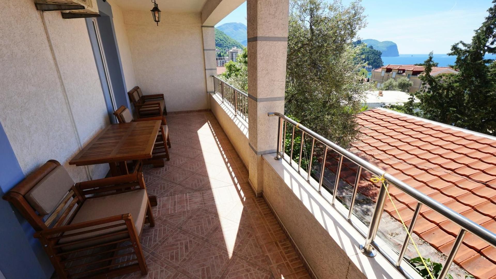 Family One-Bedroom Apartment with Terrace and Sea View