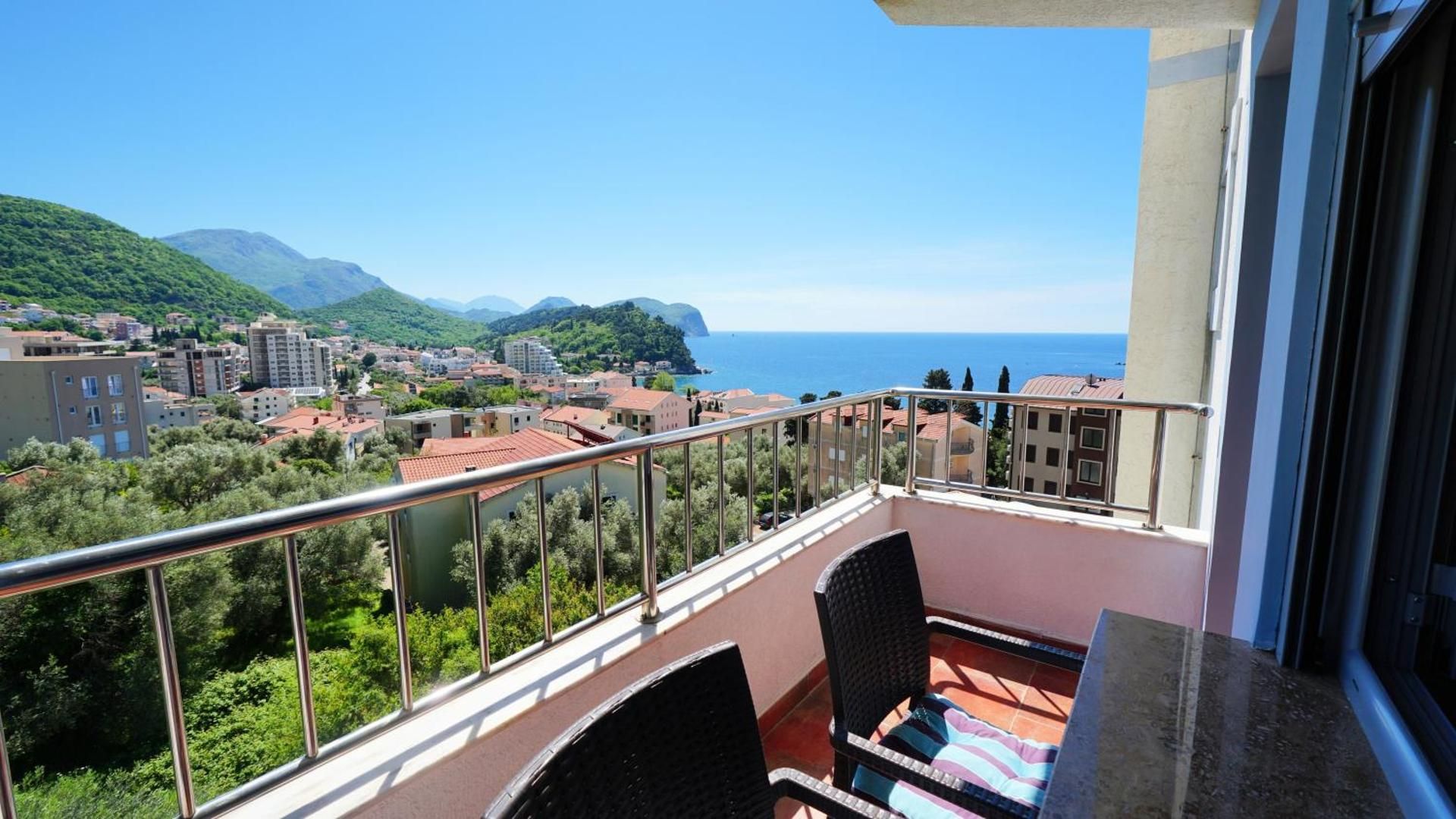 Studio Apartment with Balcony and Sea View