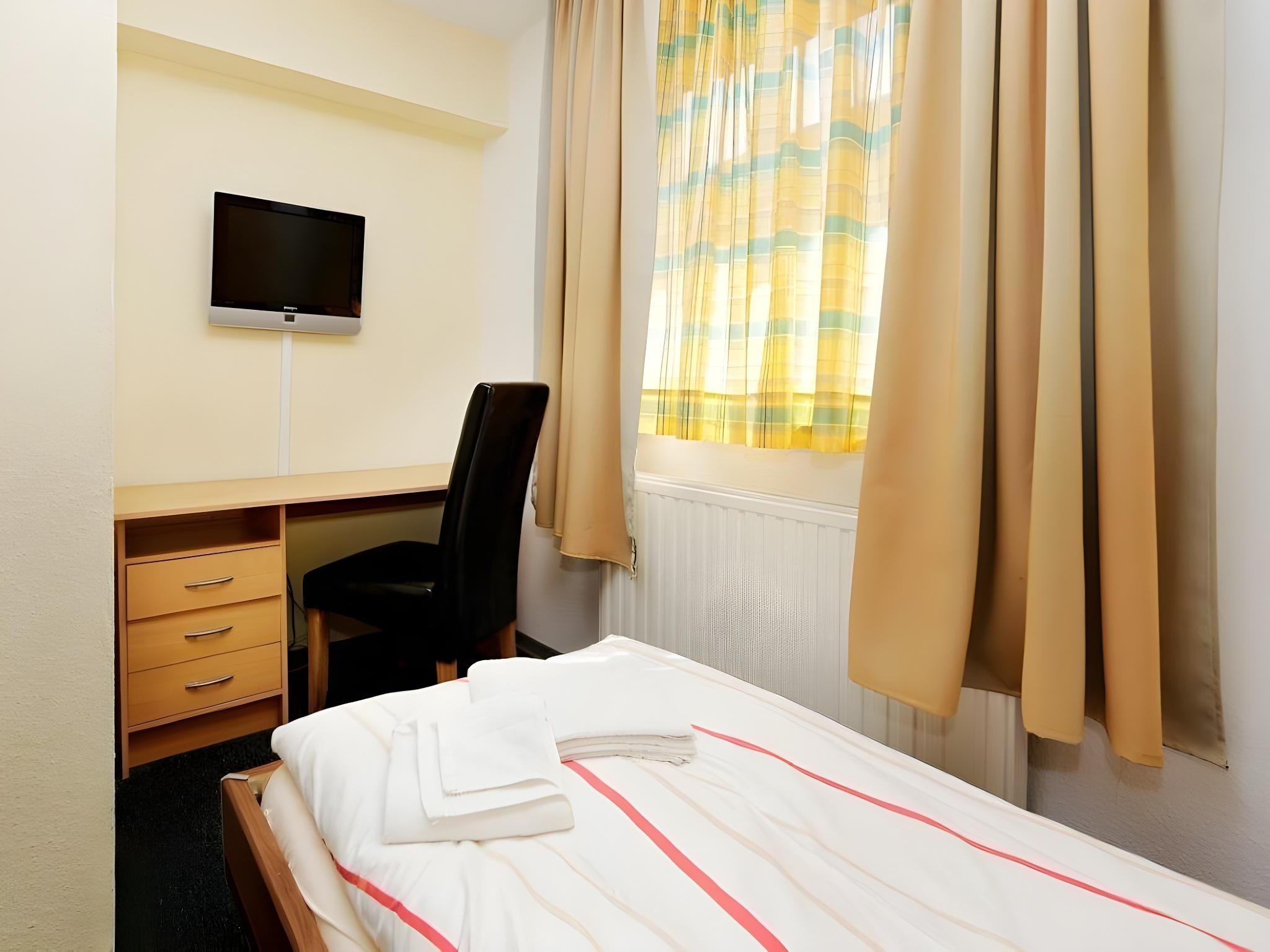 Hotel Goldener Hahn economy-single room-shared bathroom