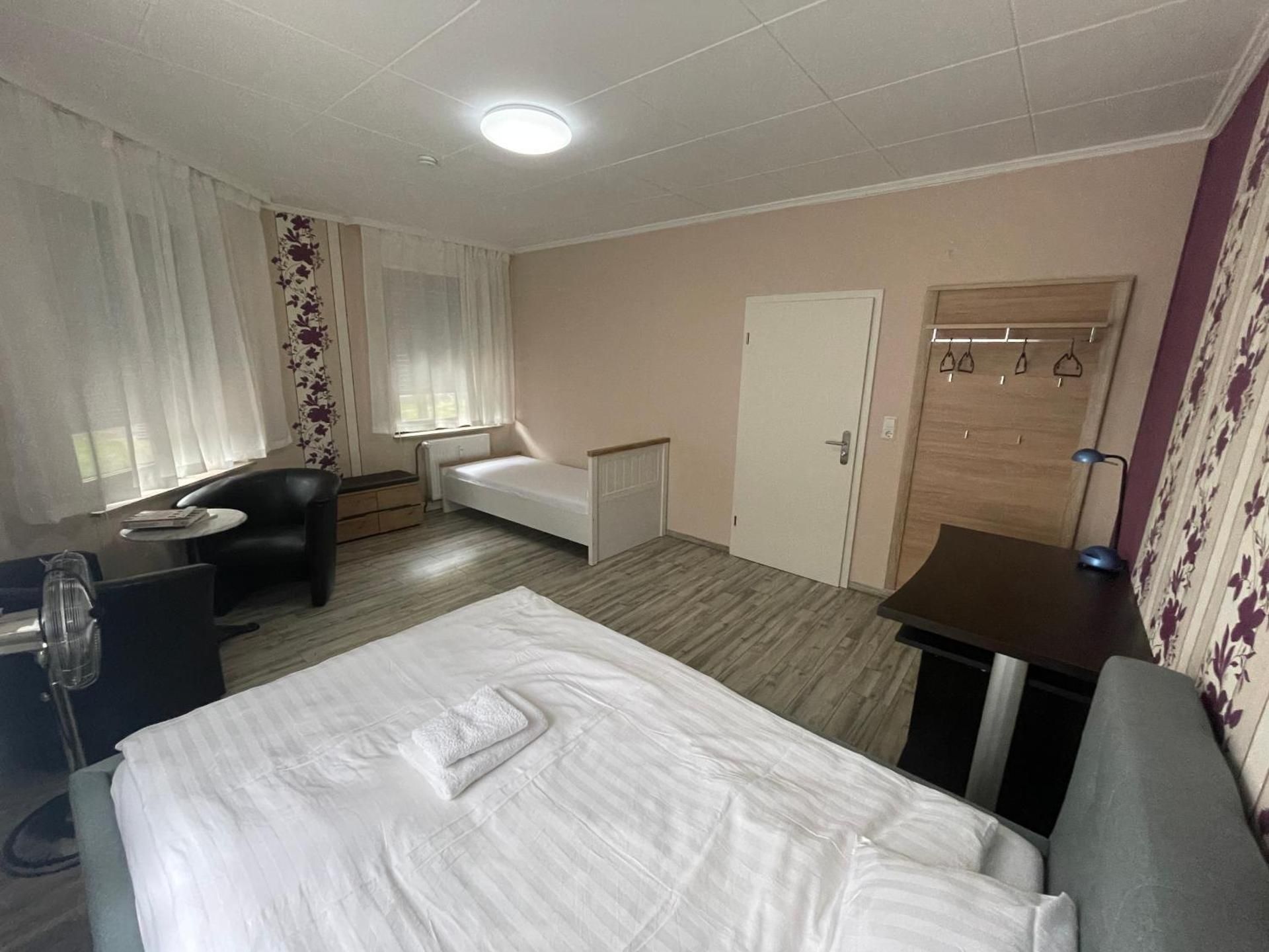 Bequemes Zimmer in moderner Unterkunft My Pension Duisburg Superior Family Room