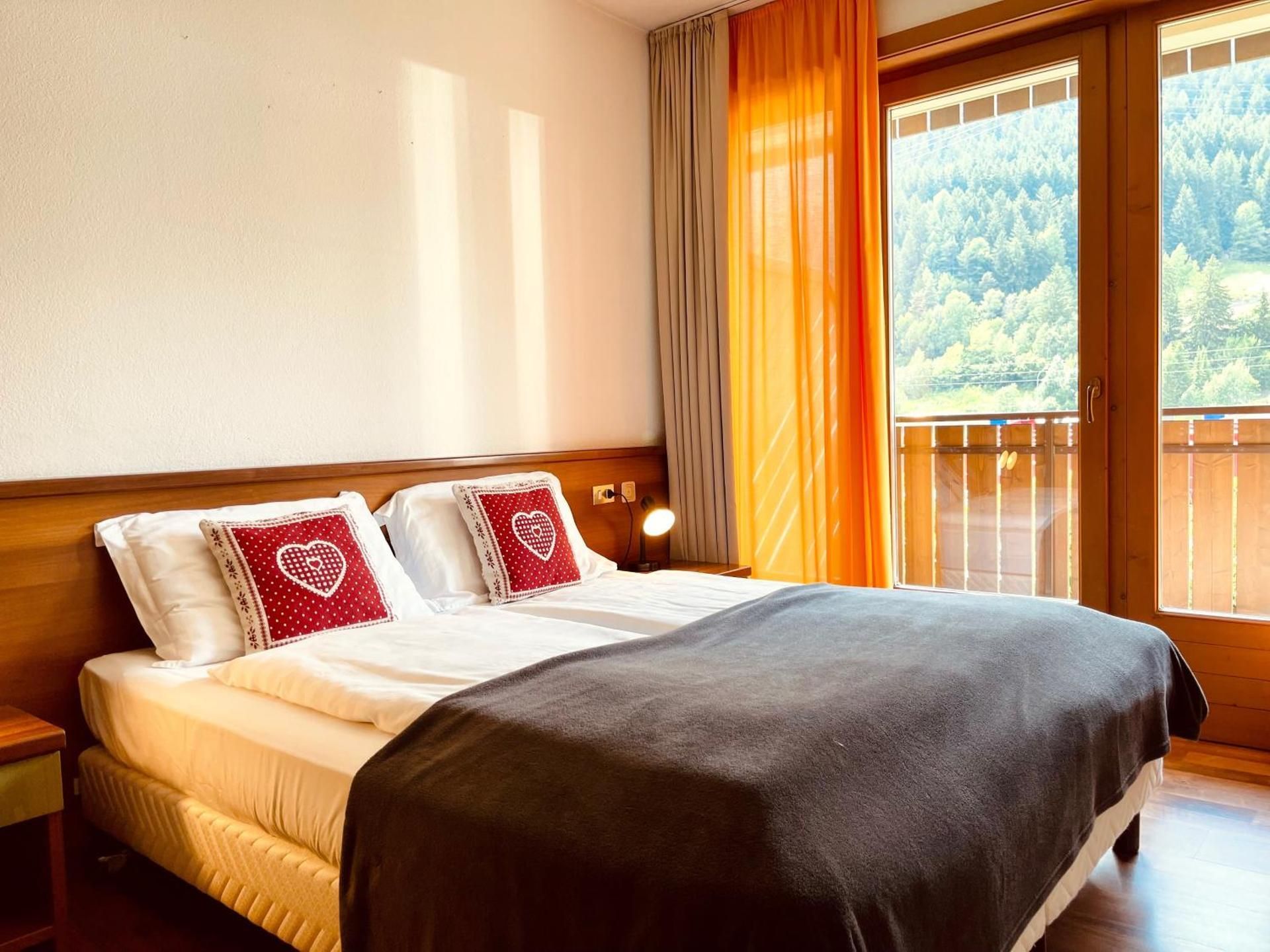 Apartment with Mountain View