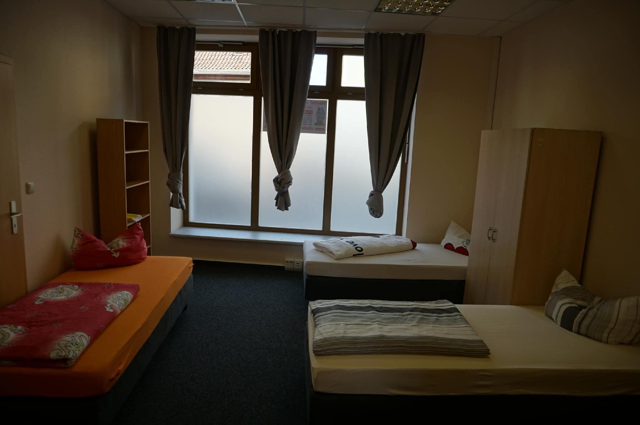 Dreibettzimmer-Einfach-Gemeinsames Badezimmer-Gemeinsame Küche