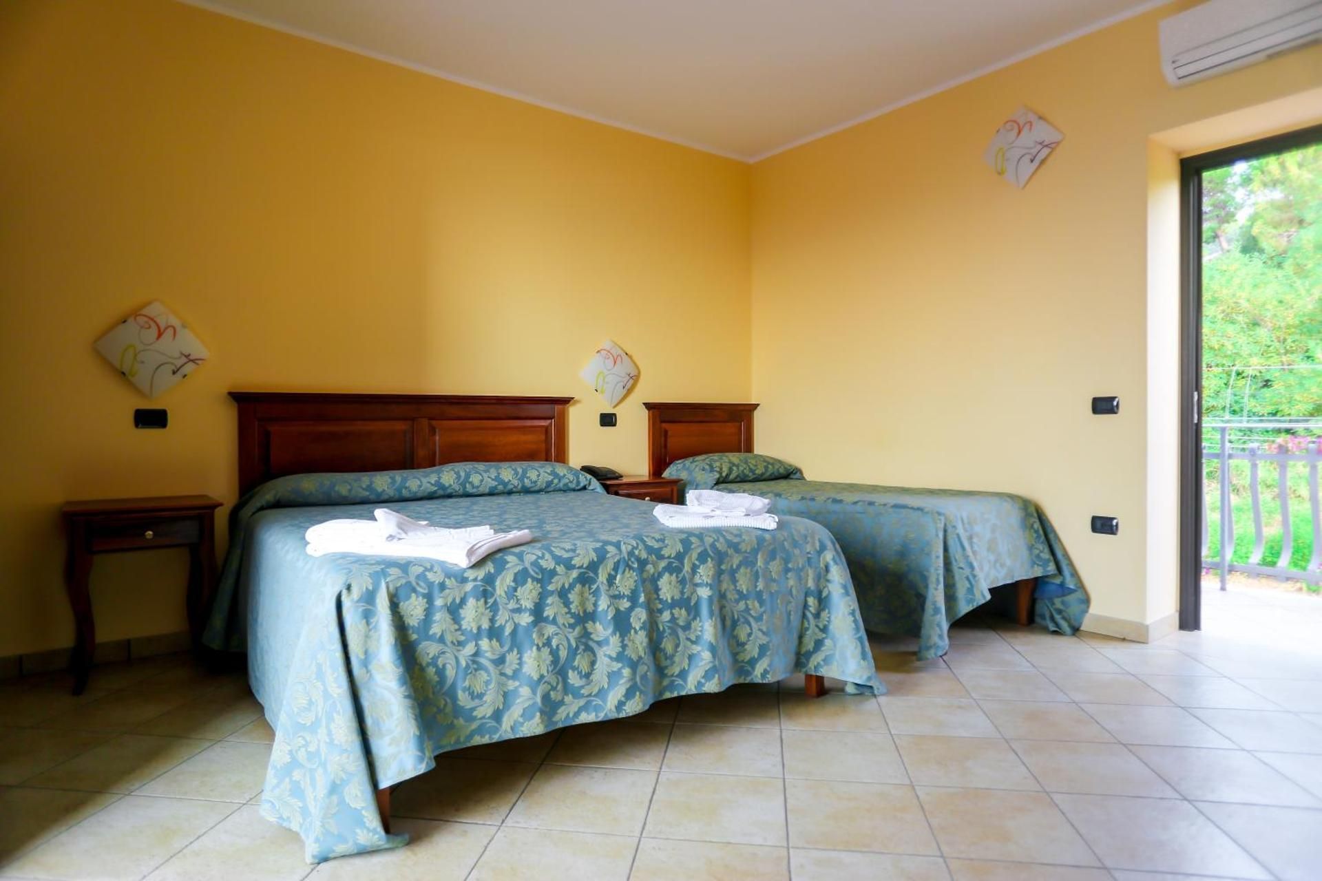 Deluxe Triple Room with Sea View